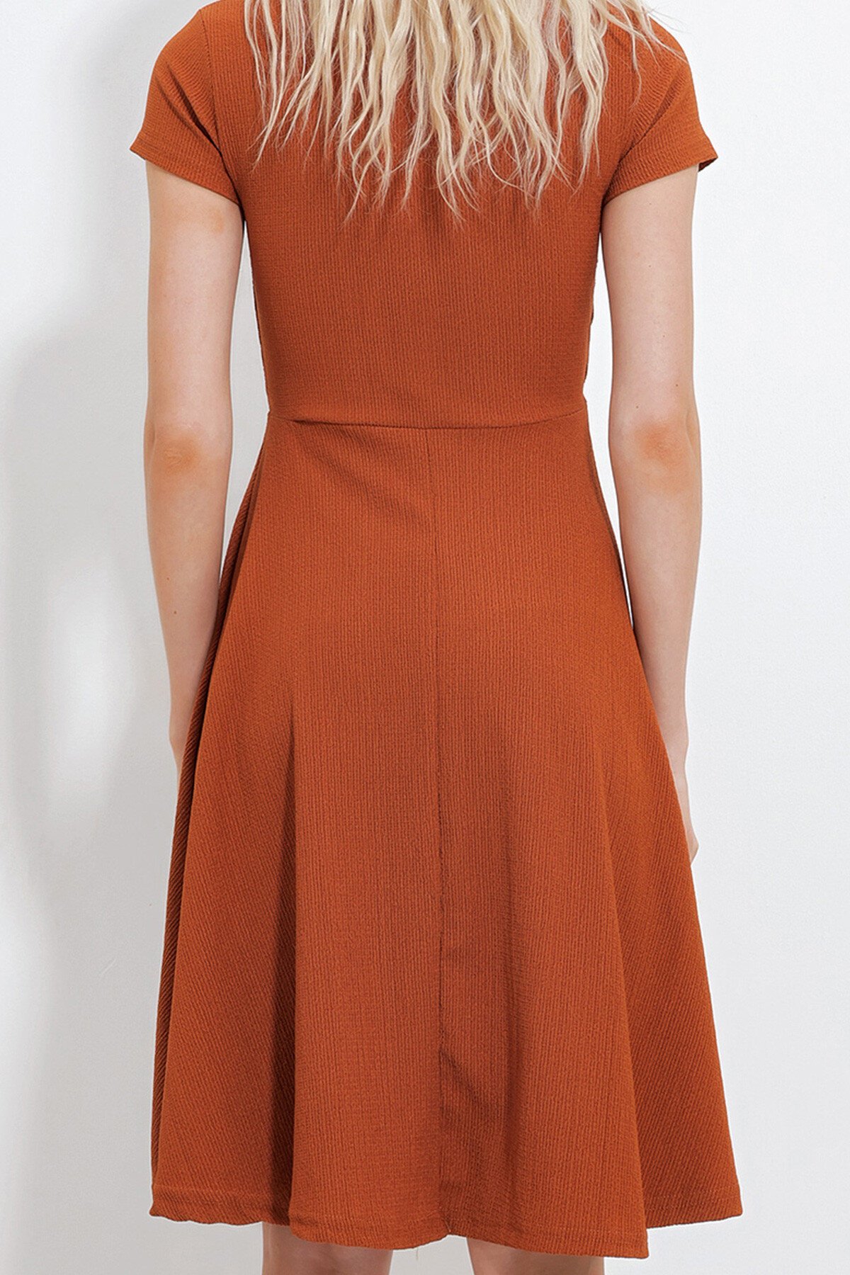 Kahve V Yaka Yakası Fırfırlı Midiboy Örme Elbise