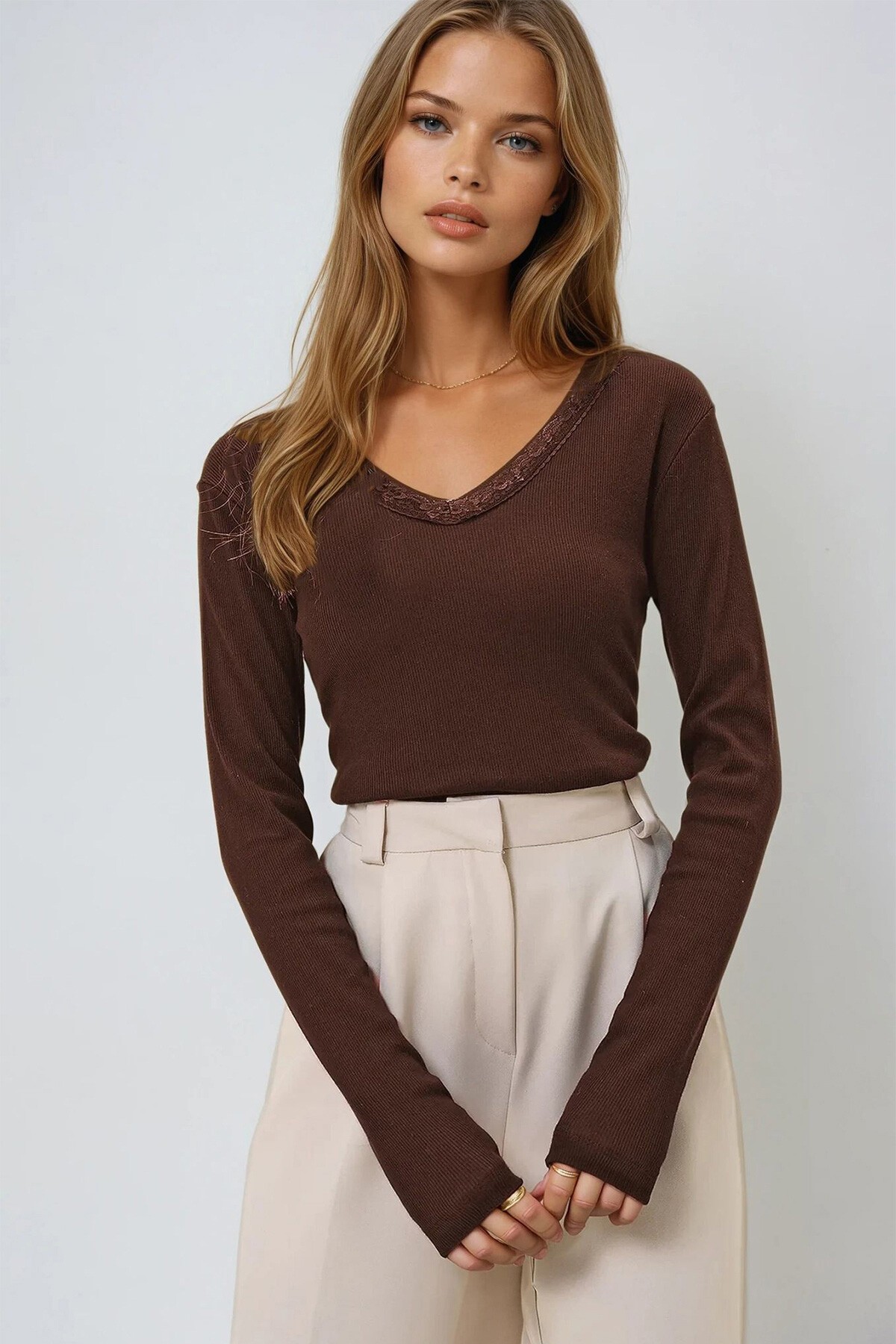 Kahverengi Arka Ön V Yaka Dantel Detaylı Bluz