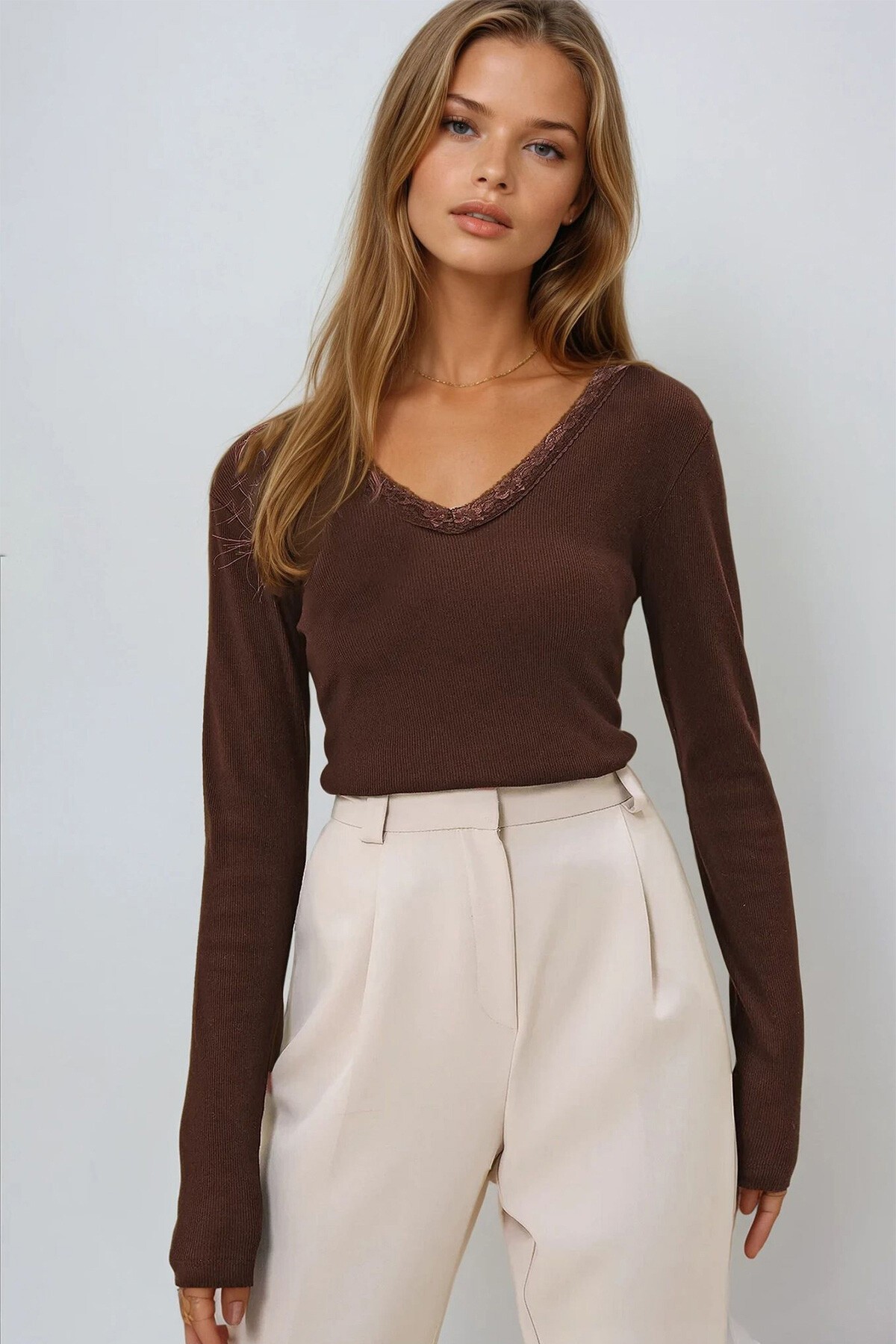 Kahverengi Arka Ön V Yaka Dantel Detaylı Bluz