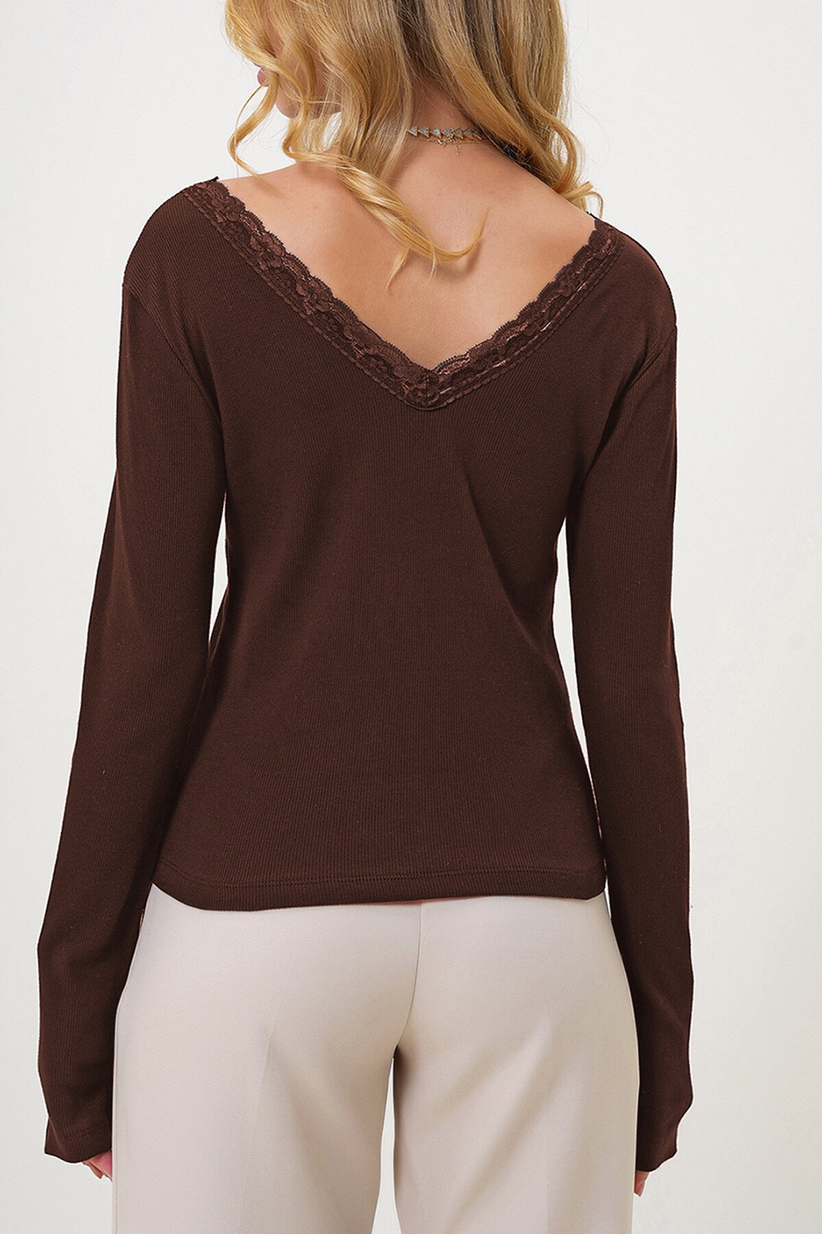 Kahverengi Arka Ön V Yaka Dantel Detaylı Bluz