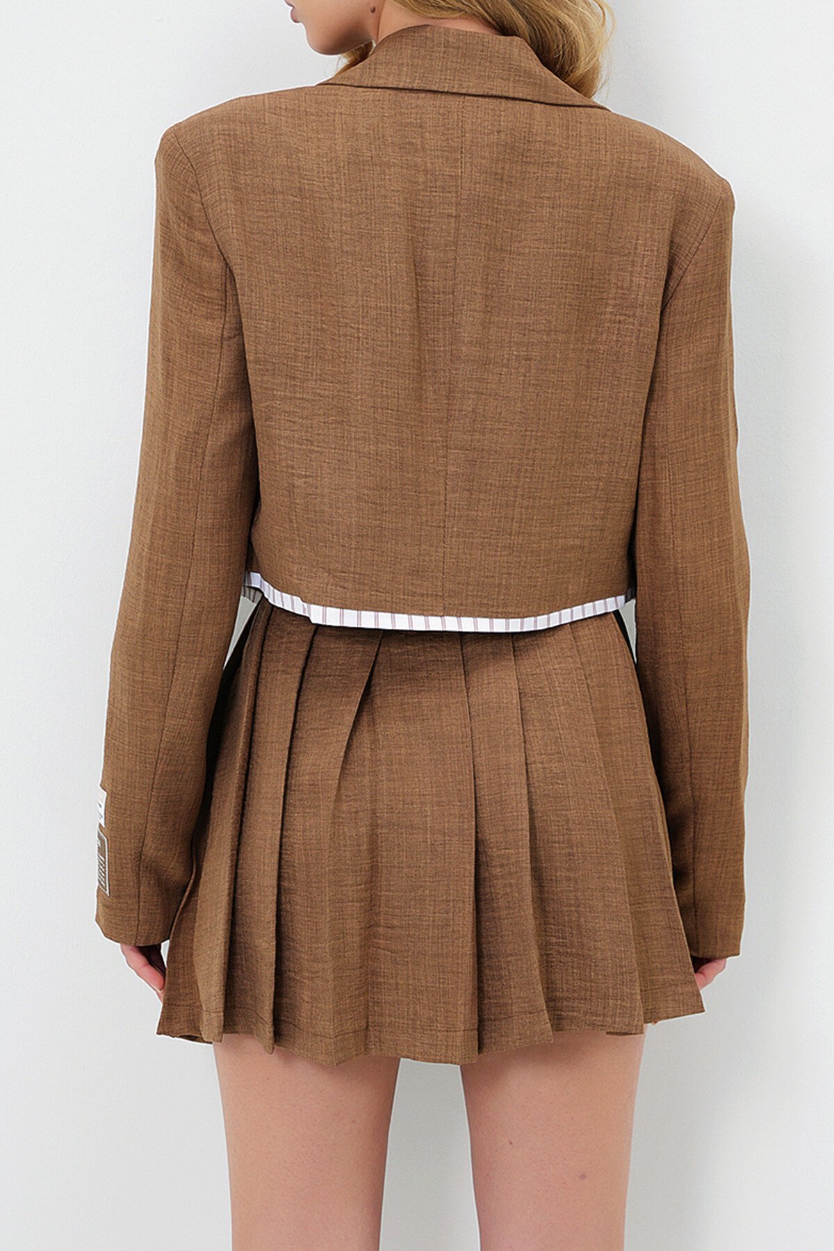 Kahverengi Astarlı Tek Düğme Crop Ceket Ve Pileli Şort Etek Takım