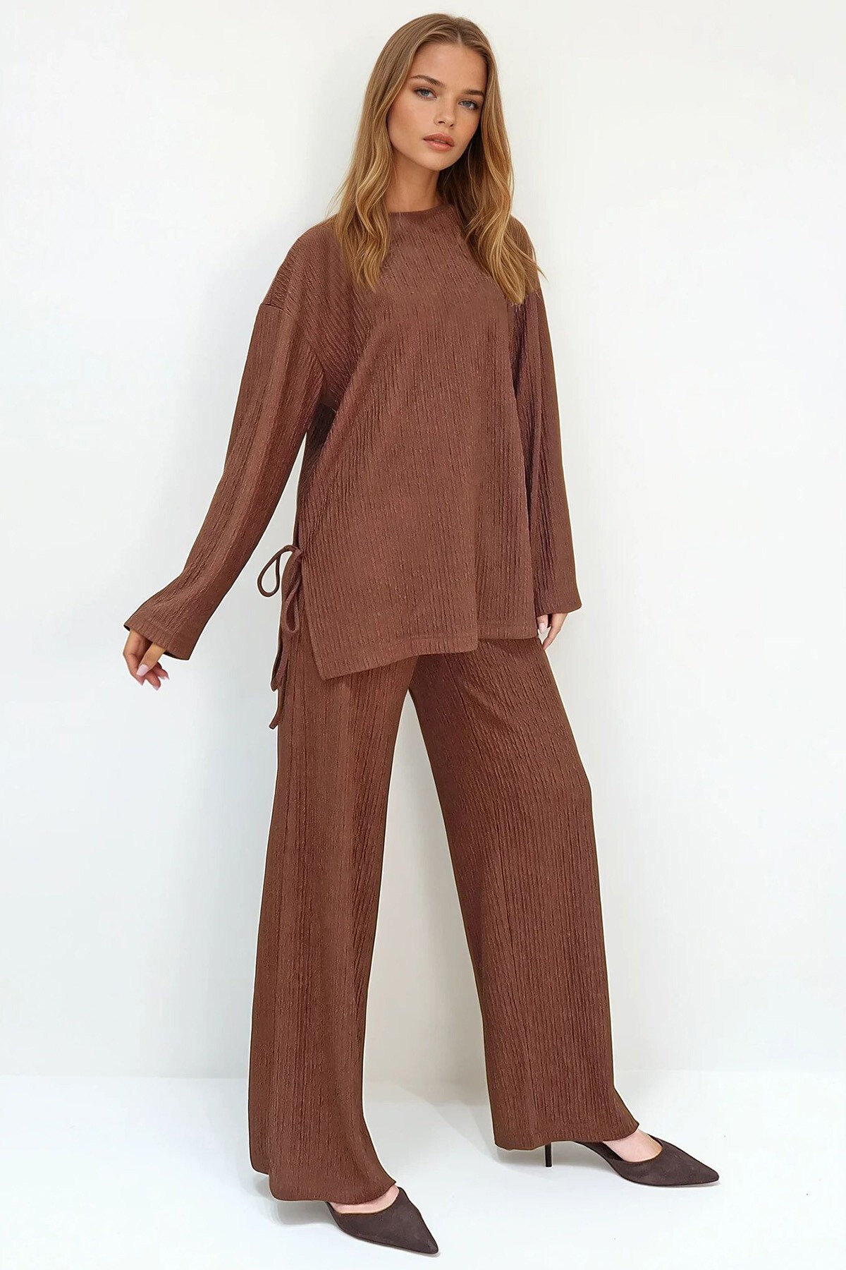 Kahverengi Bisiklet Yaka Bağlama Detaylı Geniş Kesim Bluz Ve Pantolon Takım