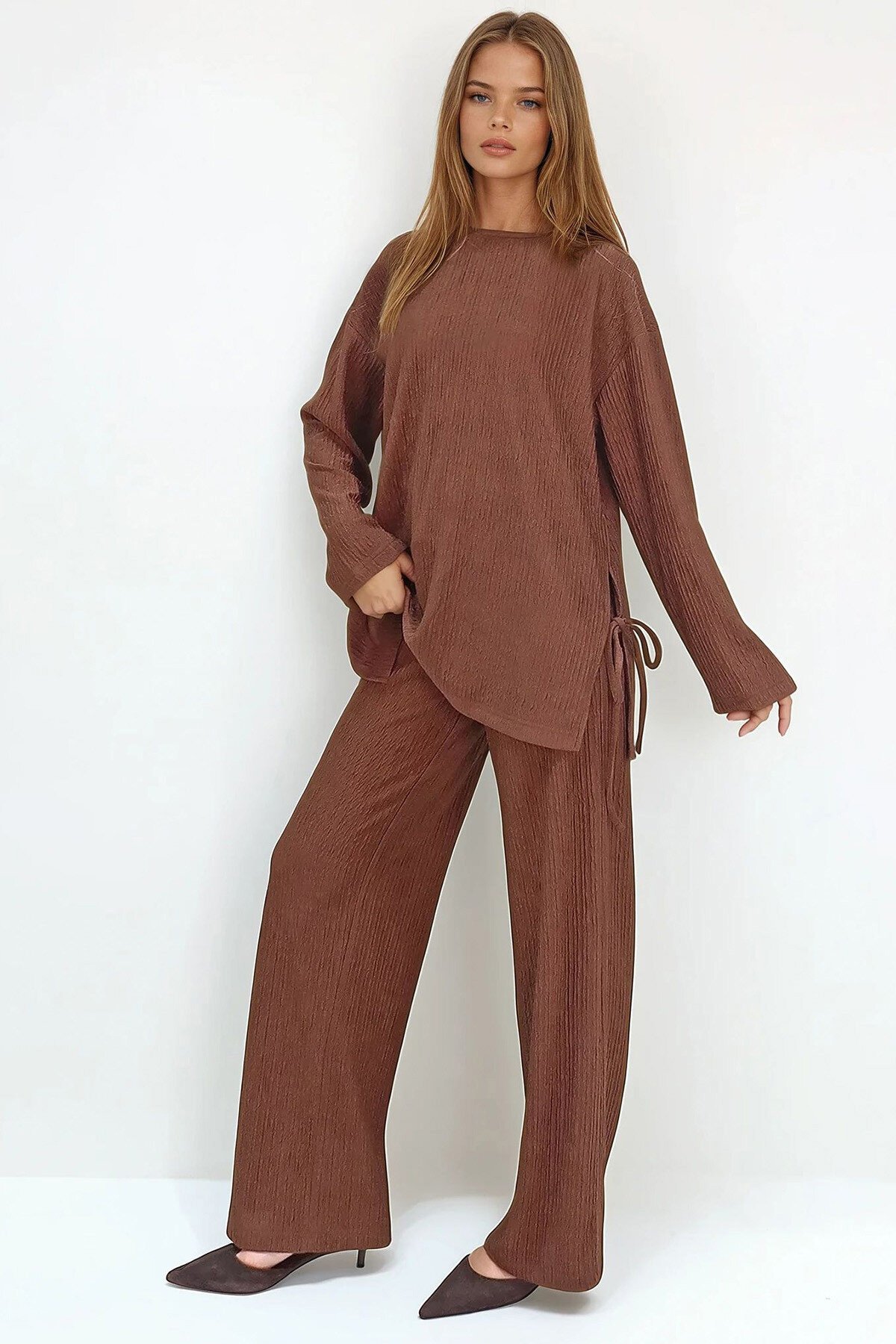 Kahverengi Bisiklet Yaka Bağlama Detaylı Geniş Kesim Bluz Ve Pantolon Takım