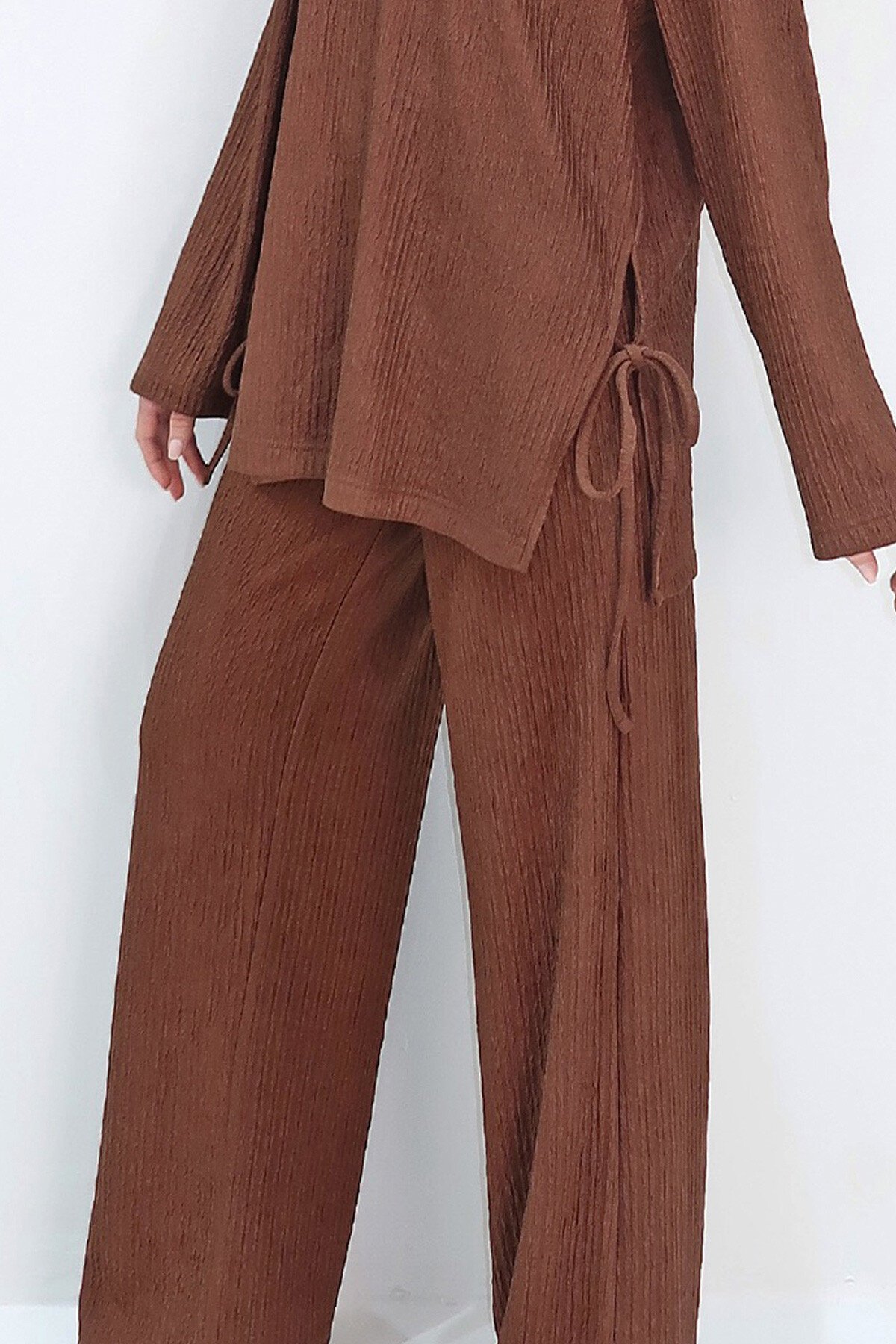 Kahverengi Bisiklet Yaka Bağlama Detaylı Geniş Kesim Bluz Ve Pantolon Takım