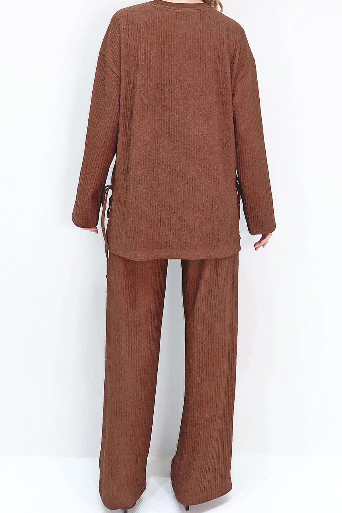 Kahverengi Bisiklet Yaka Bağlama Detaylı Geniş Kesim Bluz Ve Pantolon Takım