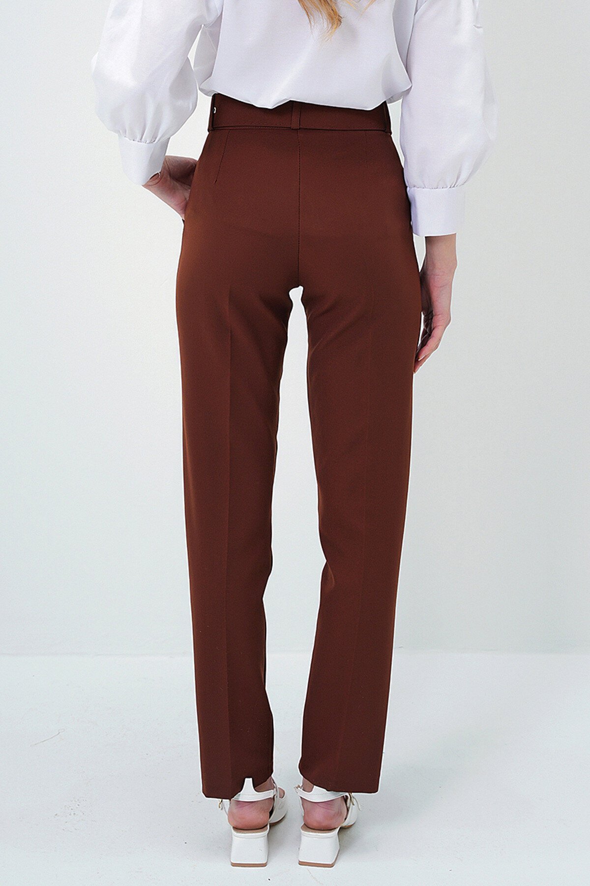 Kahverengi Çift Cepli Piliseli Beli Kemerli Straight Fit Pantolon
