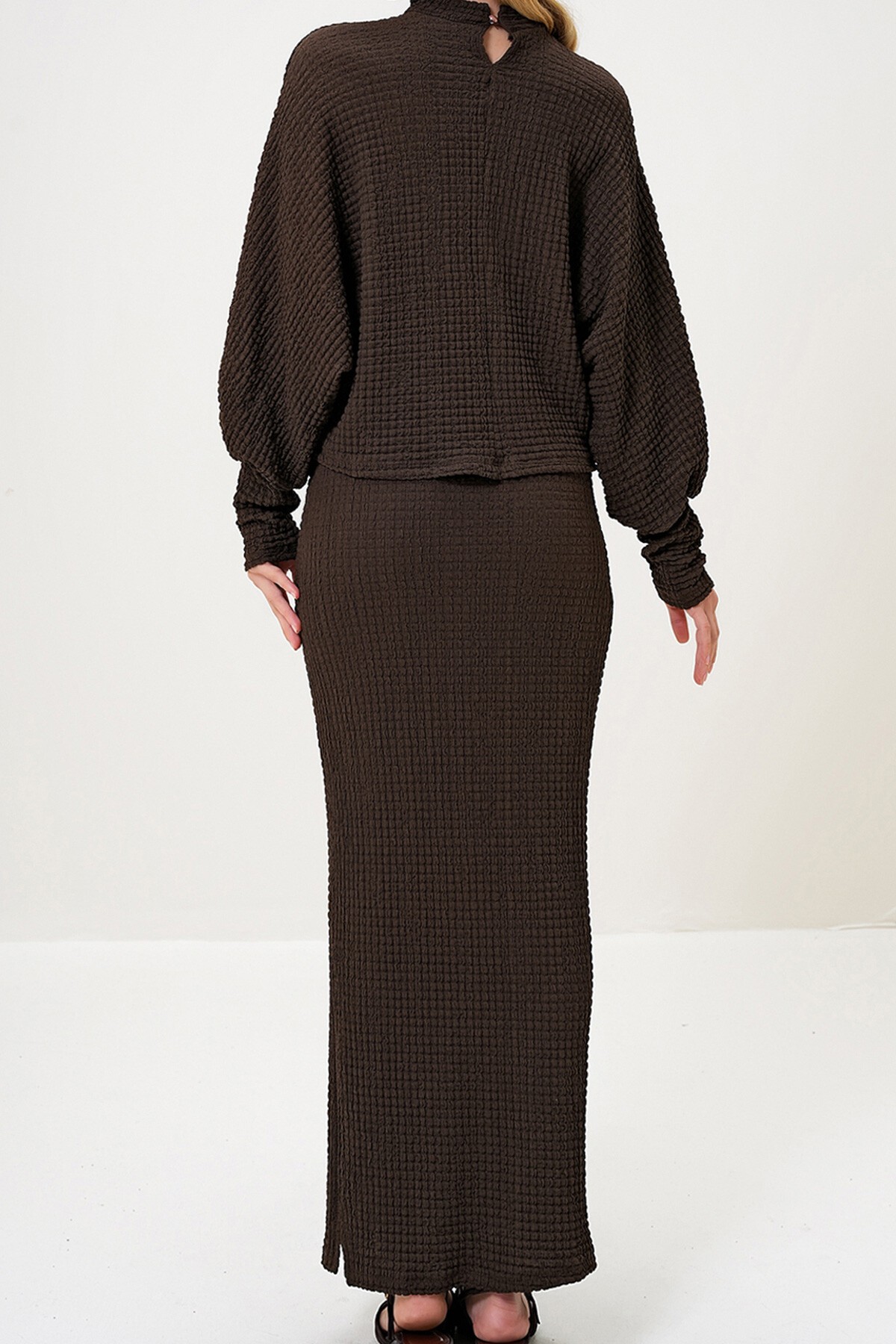 Kahverengi Dik Yaka Prenses Kol Geniş Kesim Gofre Kumaş Bluz Ve Yırtmaçlı Etek Takım