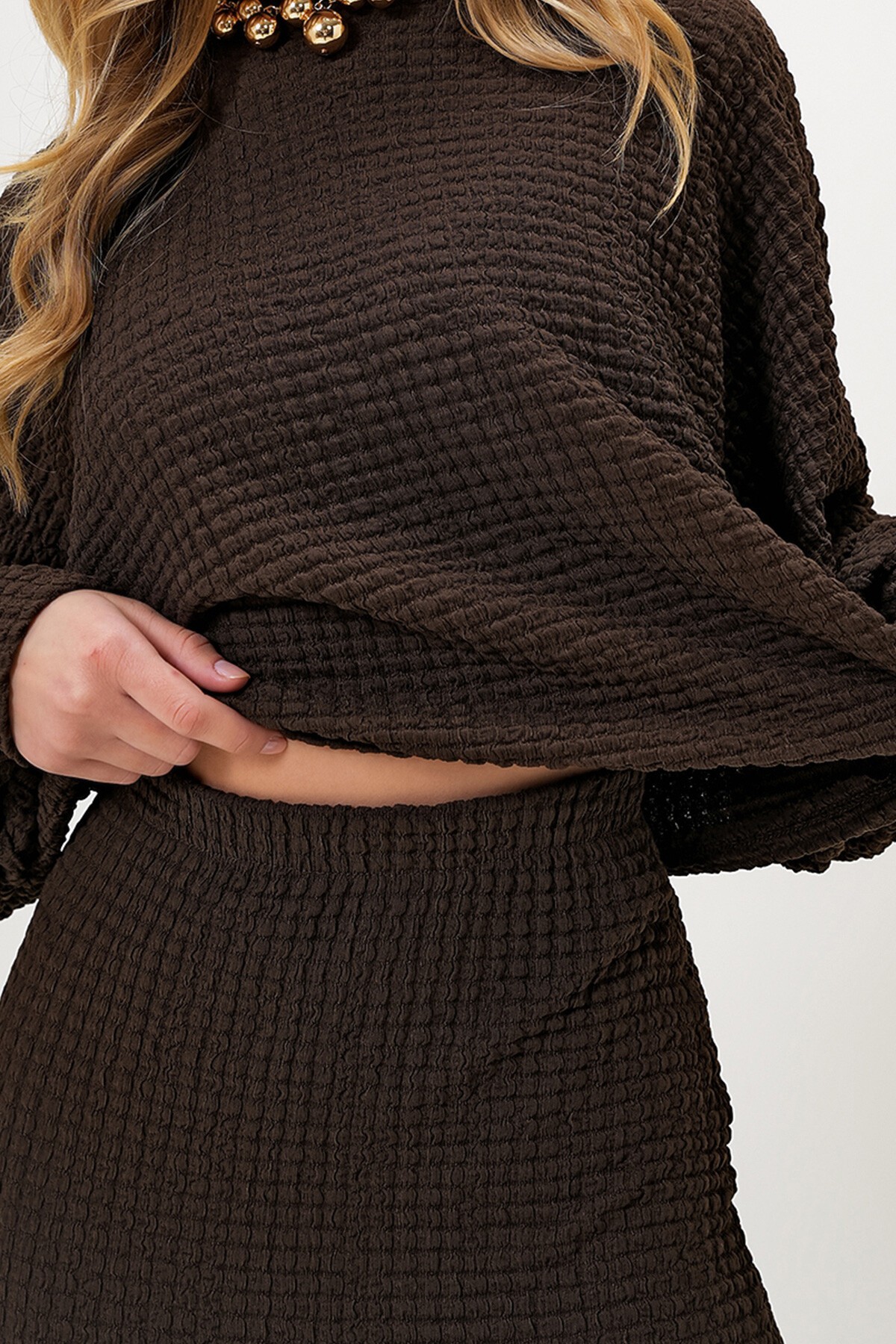 Kahverengi Dik Yaka Prenses Kol Geniş Kesim Gofre Kumaş Bluz Ve Yırtmaçlı Etek Takım