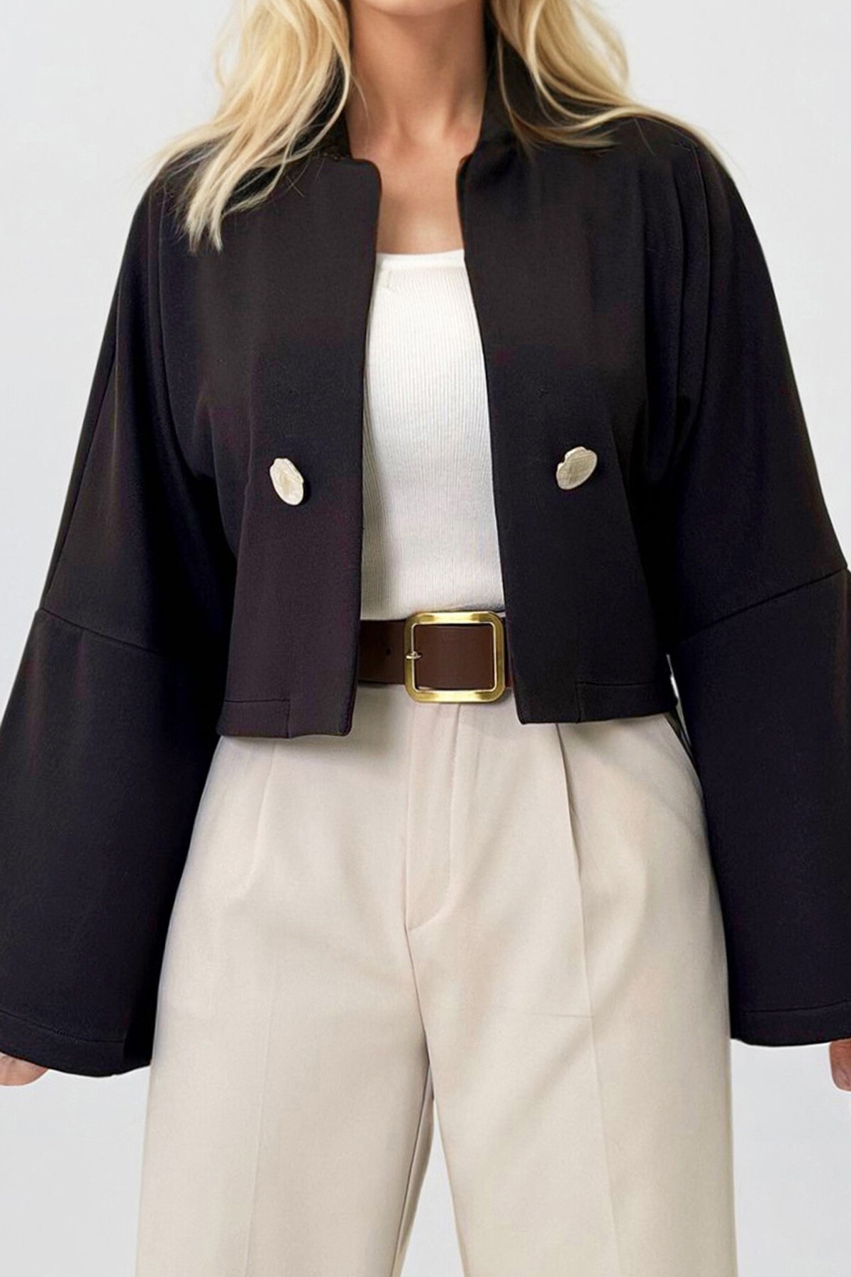 Kahverengi Düğme Detaylı Önü Açık Kısa Ceket