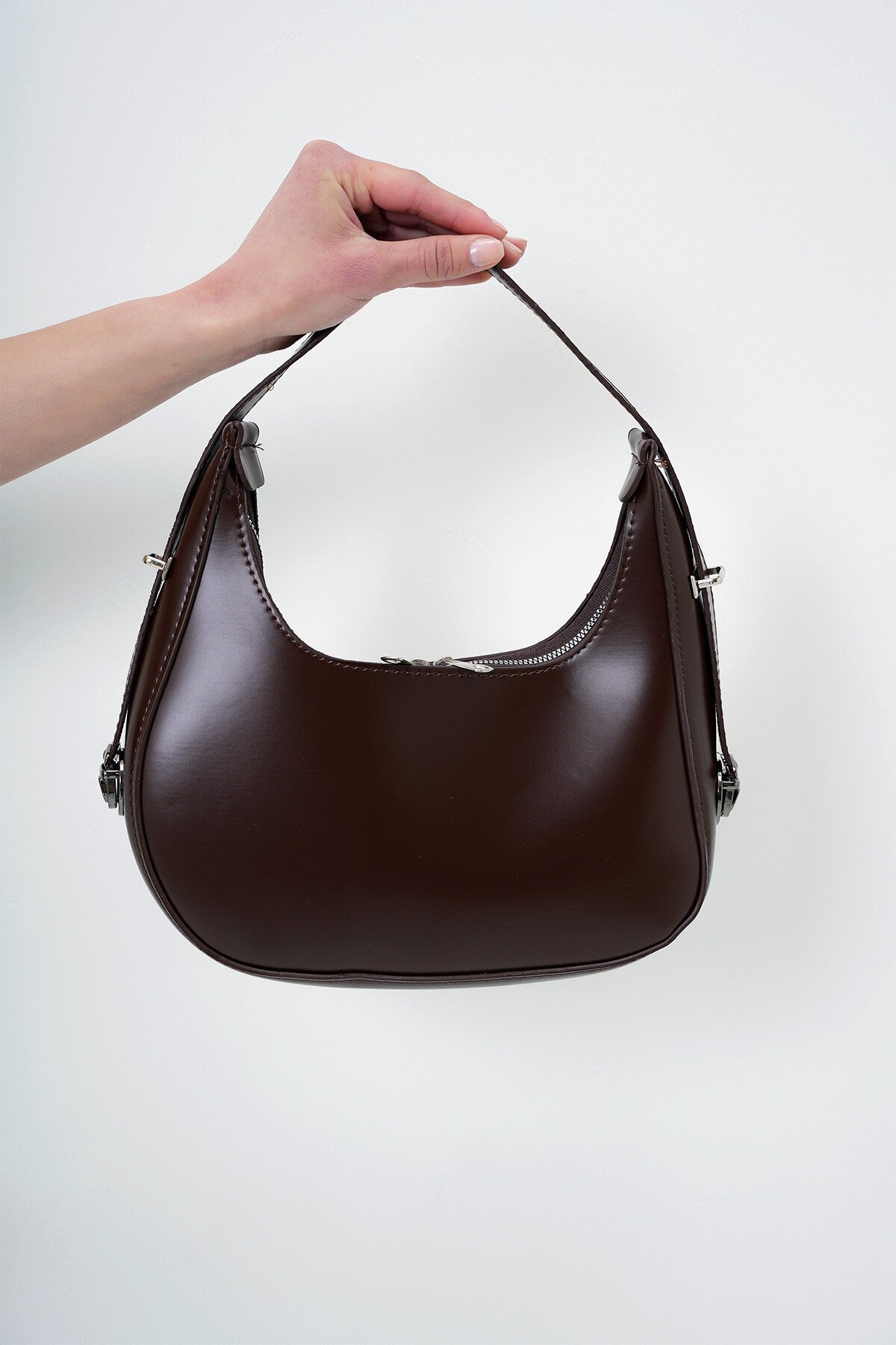 Kahverengi Fermuar Kapamalı Kademeli Kordonlu Tek Bölmeli Kol Çantası