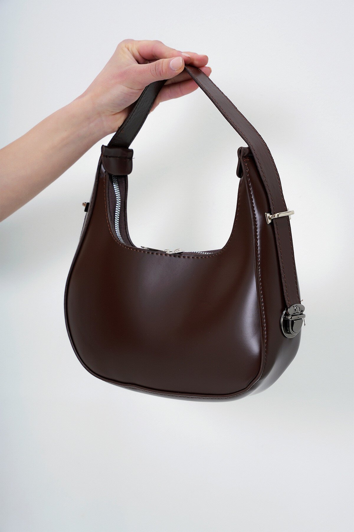 Kahverengi Fermuar Kapamalı Kademeli Kordonlu Tek Bölmeli Kol Çantası