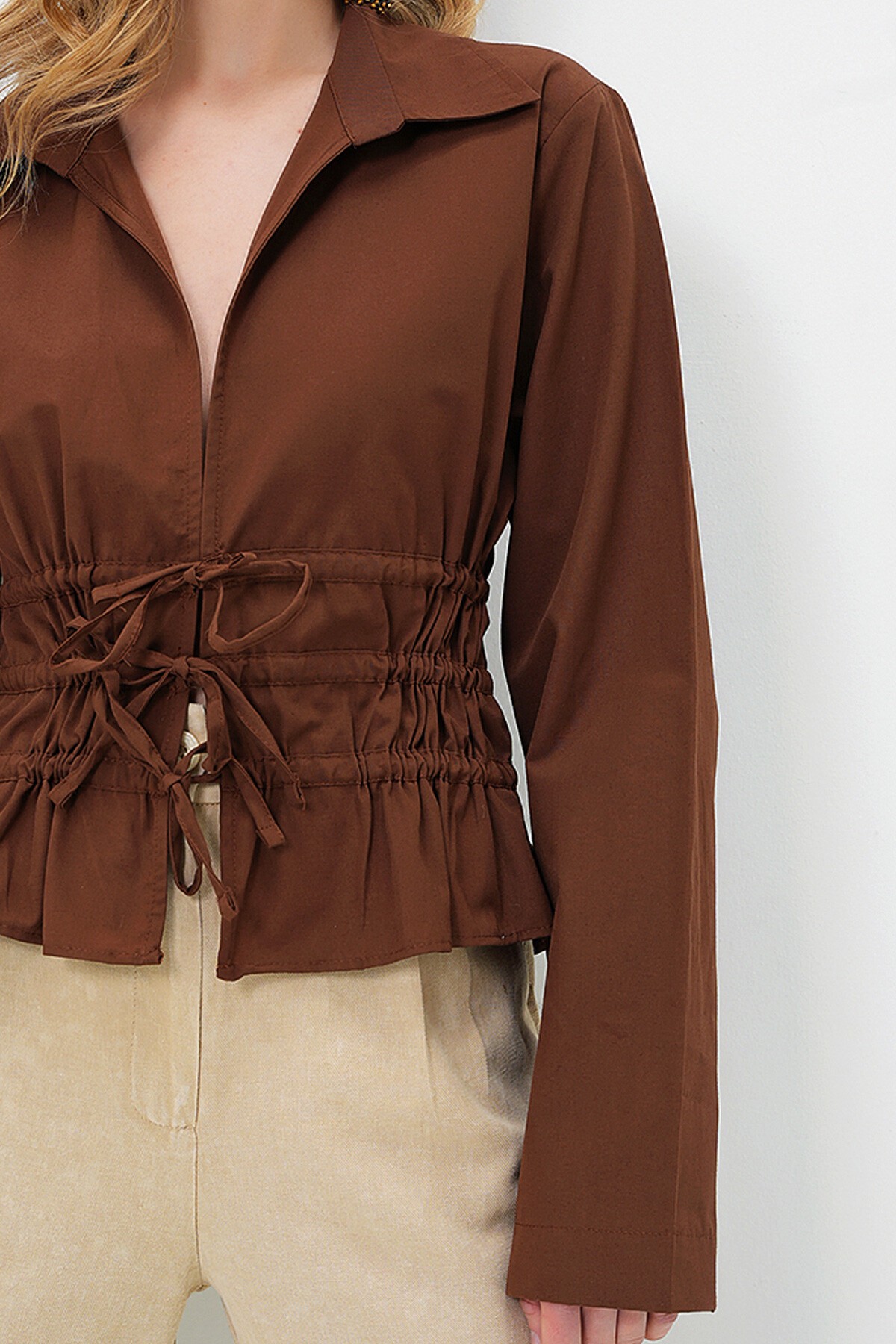 Kahverengi Gömlek Yaka Gipeli Bağlama Detaylı Poplin Gömlek