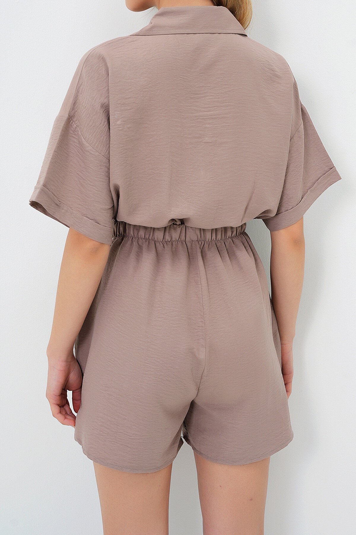 Kahverengi Gömlek Yaka Tek Cepli Beli Büzgülü Aerobin Şort Tulum
