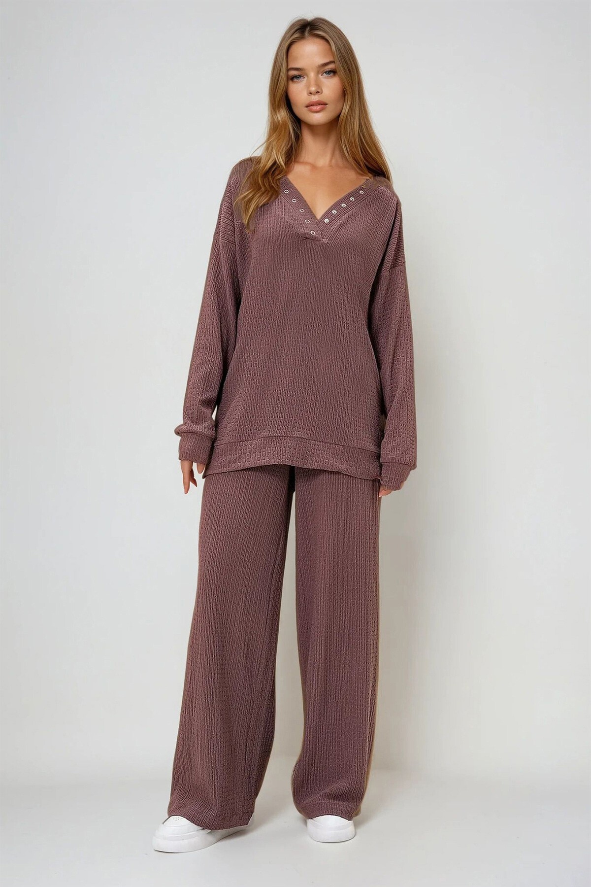 Kahverengi V Yaka Çıtçıt Detaylı Bürümcük  Bluz Ve Geniş Paça Pantolon Takım