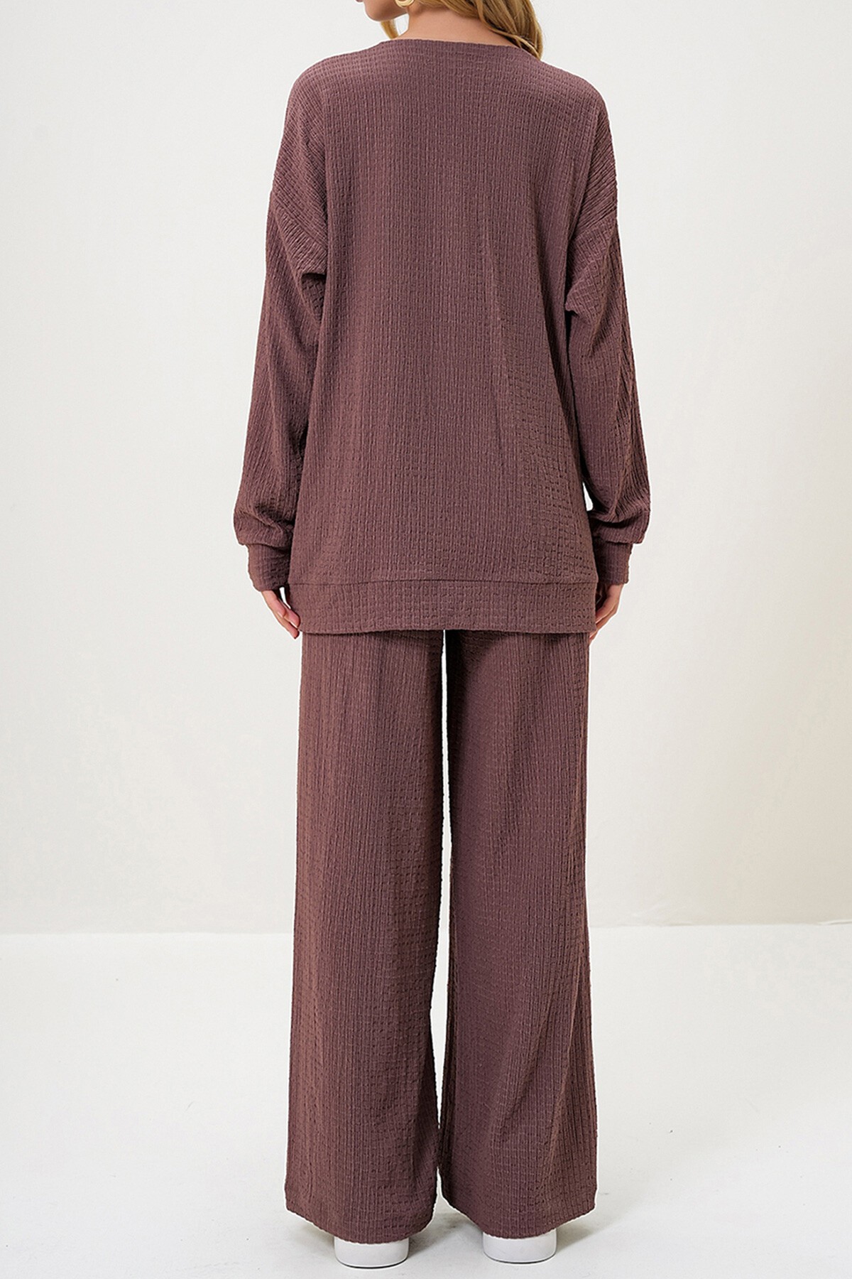 Kahverengi V Yaka Çıtçıt Detaylı Bürümcük  Bluz Ve Geniş Paça Pantolon Takım
