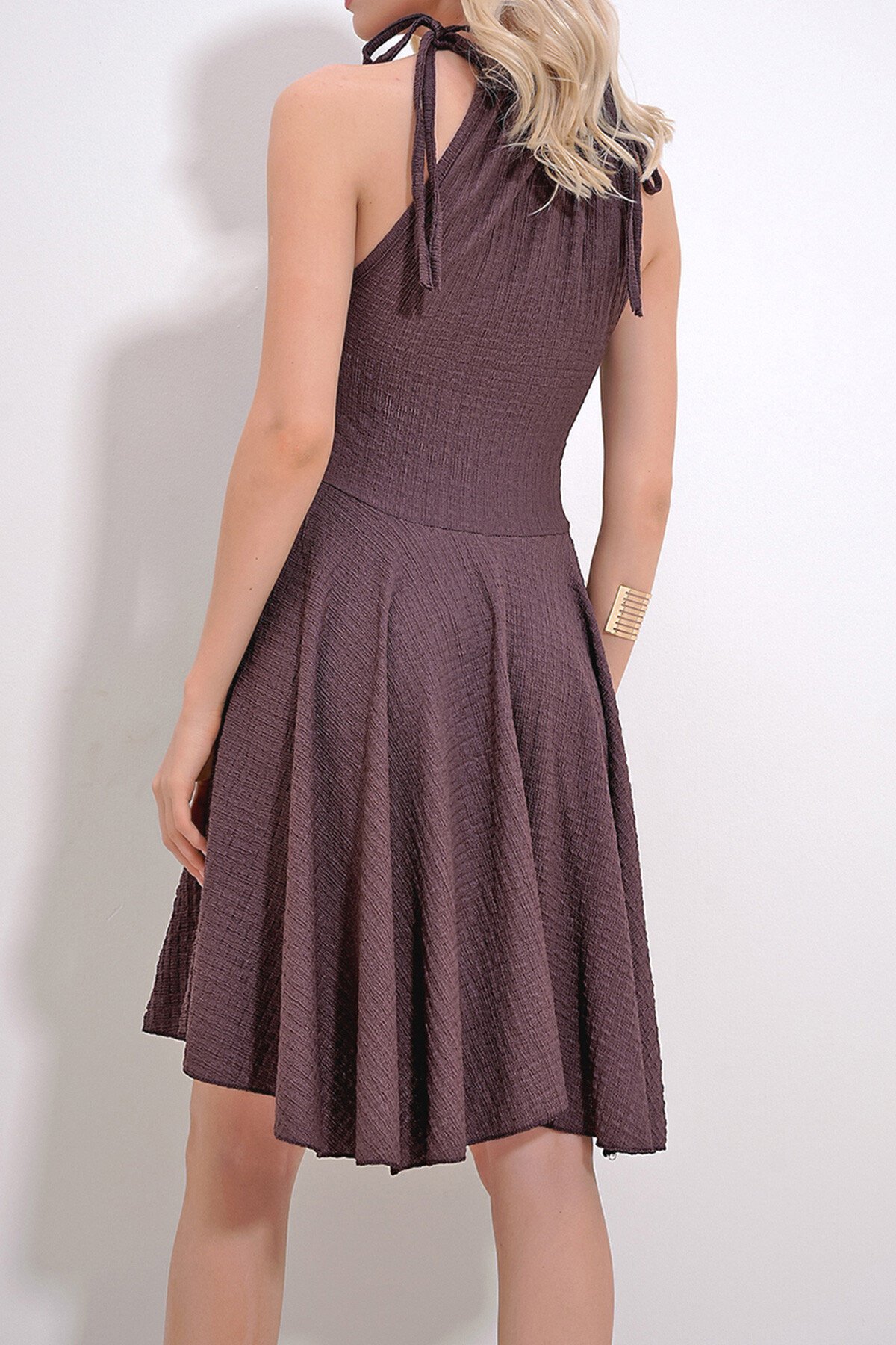 Kahverengi Yakası Büzgü Detaylı Kemerli Kloş Elbise