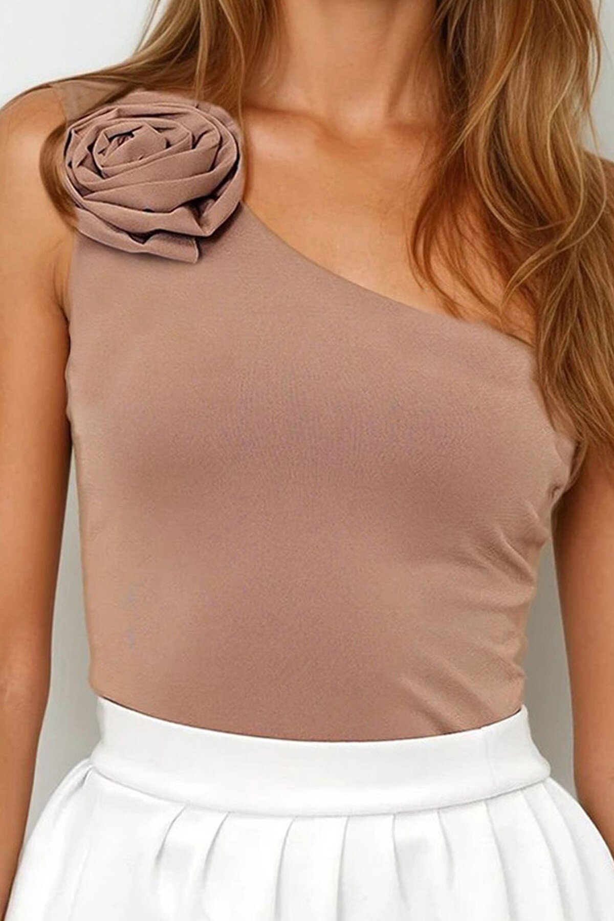 Karamel Tek Omuz Kendinden Gül Detaylı Sandy Bluz