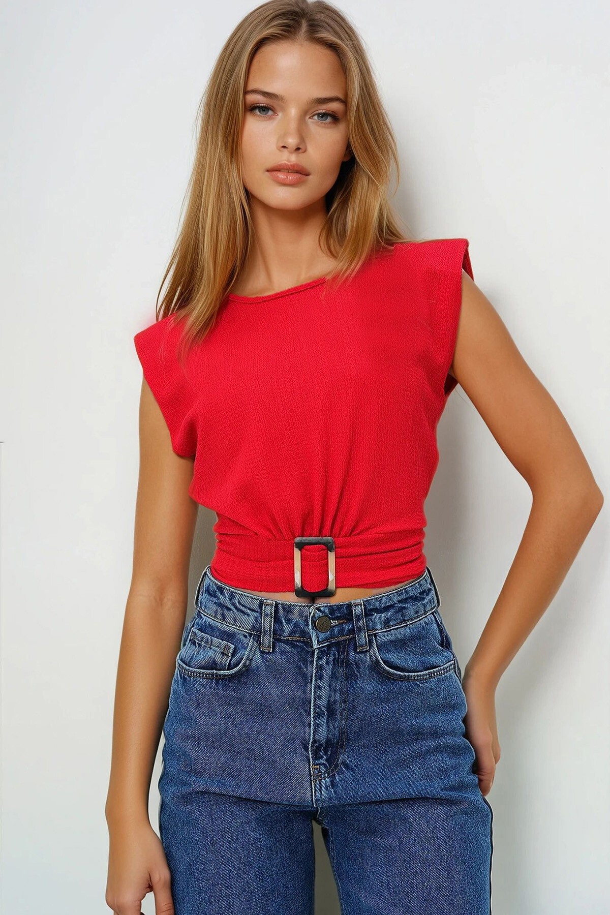 Kırmızı Bisiklet Yaka Omuzları Vatkalı Kemer Detaylı Crop Örme Bluz