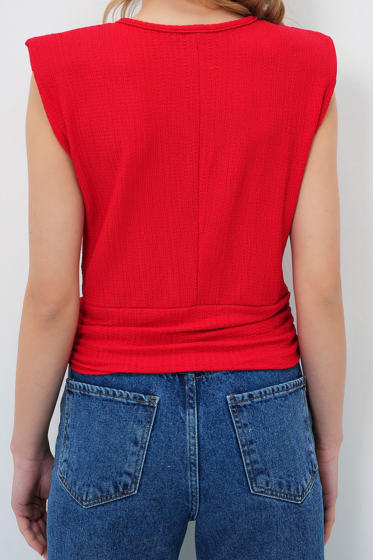Kırmızı Bisiklet Yaka Omuzları Vatkalı Kemer Detaylı Crop Örme Bluz