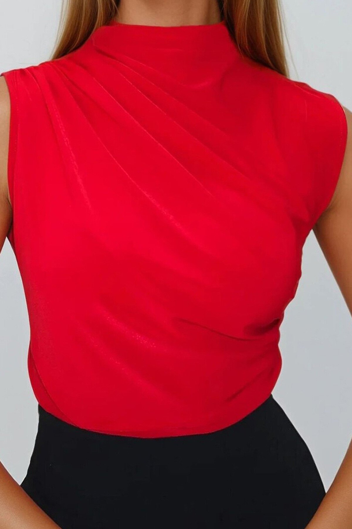 Kırmızı Dik Yaka Omuz Drapeli Kolsuz Sandy Bluz
