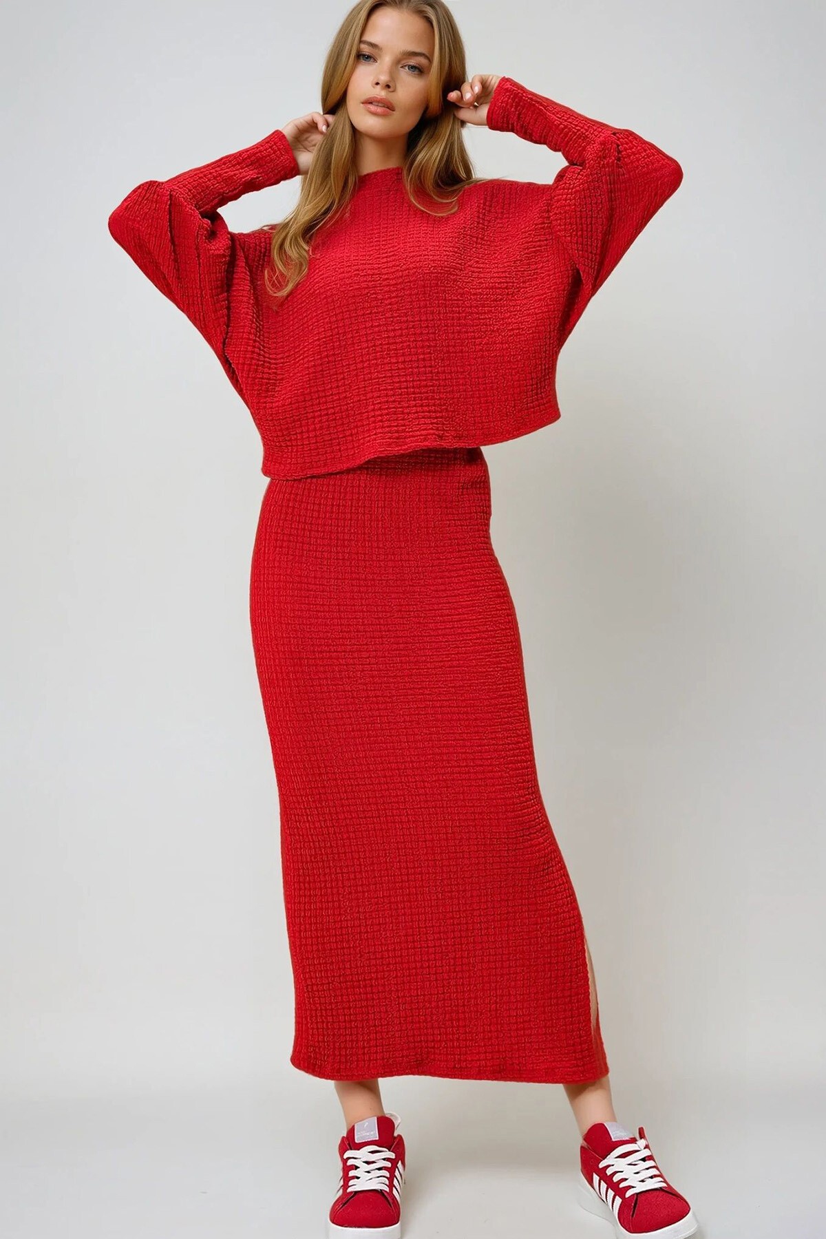 Kırmızı Dik Yaka Prenses Kol Geniş Kesim Gofre Kumaş Bluz Ve Yırtmaçlı Etek Takım
