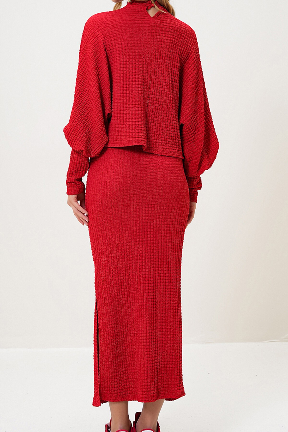 Kırmızı Dik Yaka Prenses Kol Geniş Kesim Gofre Kumaş Bluz Ve Yırtmaçlı Etek Takım