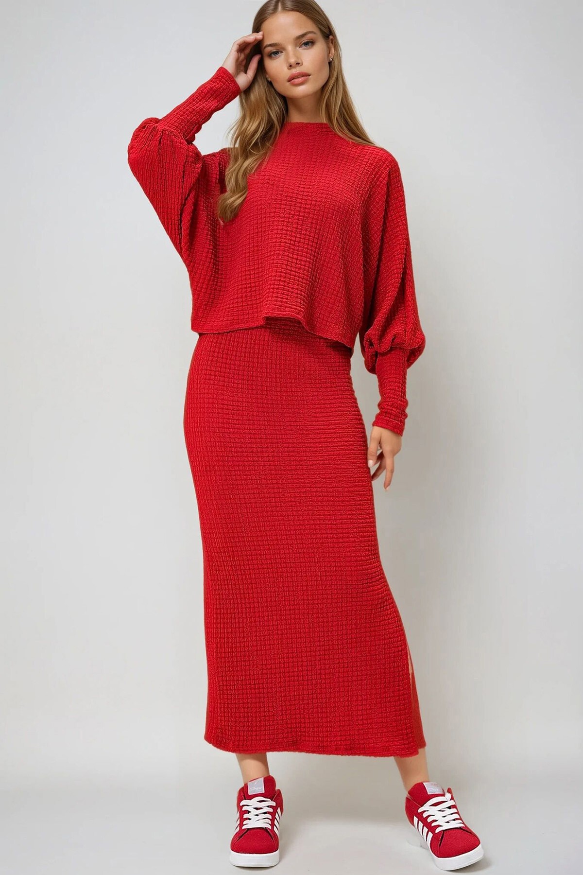Kırmızı Dik Yaka Prenses Kol Geniş Kesim Gofre Kumaş Bluz Ve Yırtmaçlı Etek Takım