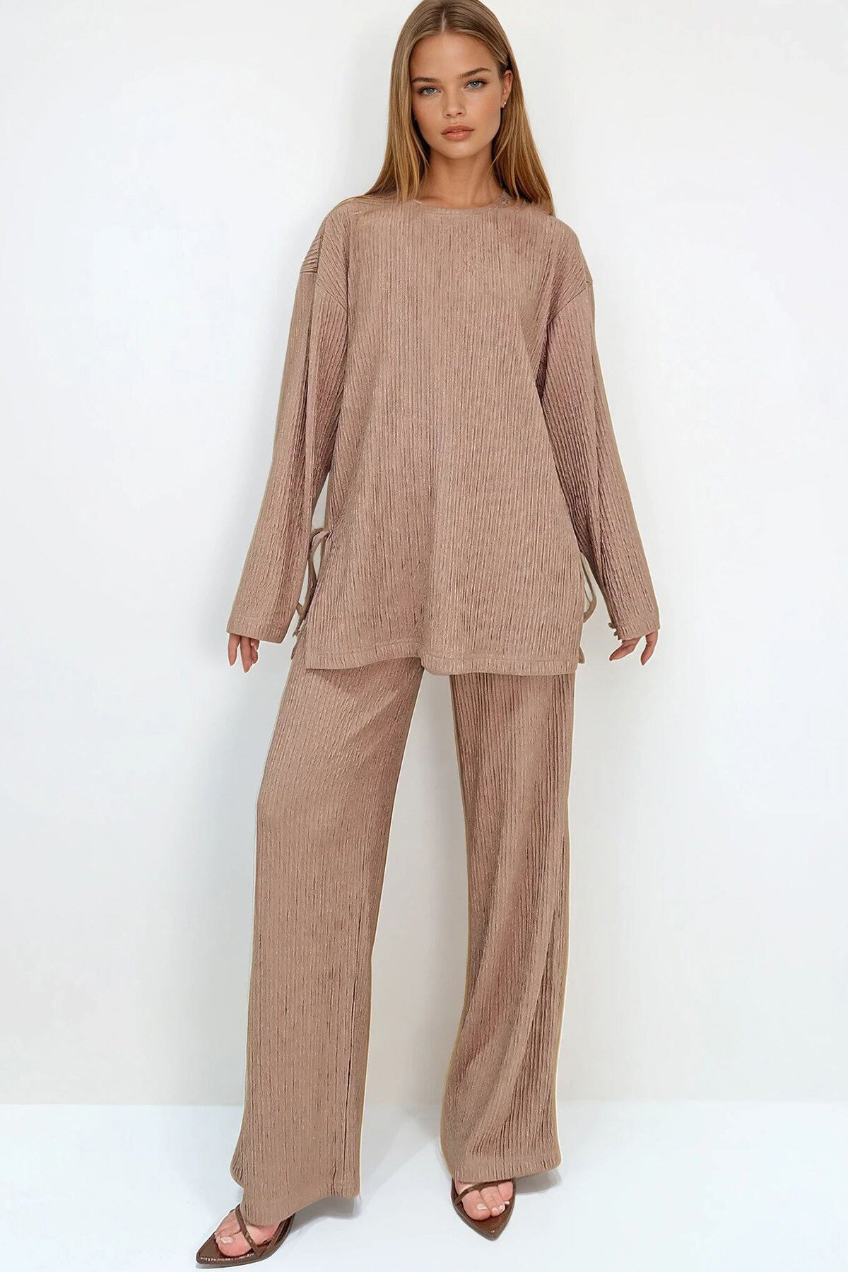 Koyu Bej Bisiklet Yaka Bağlama Detaylı Geniş Kesim Bluz Ve Pantolon Takım