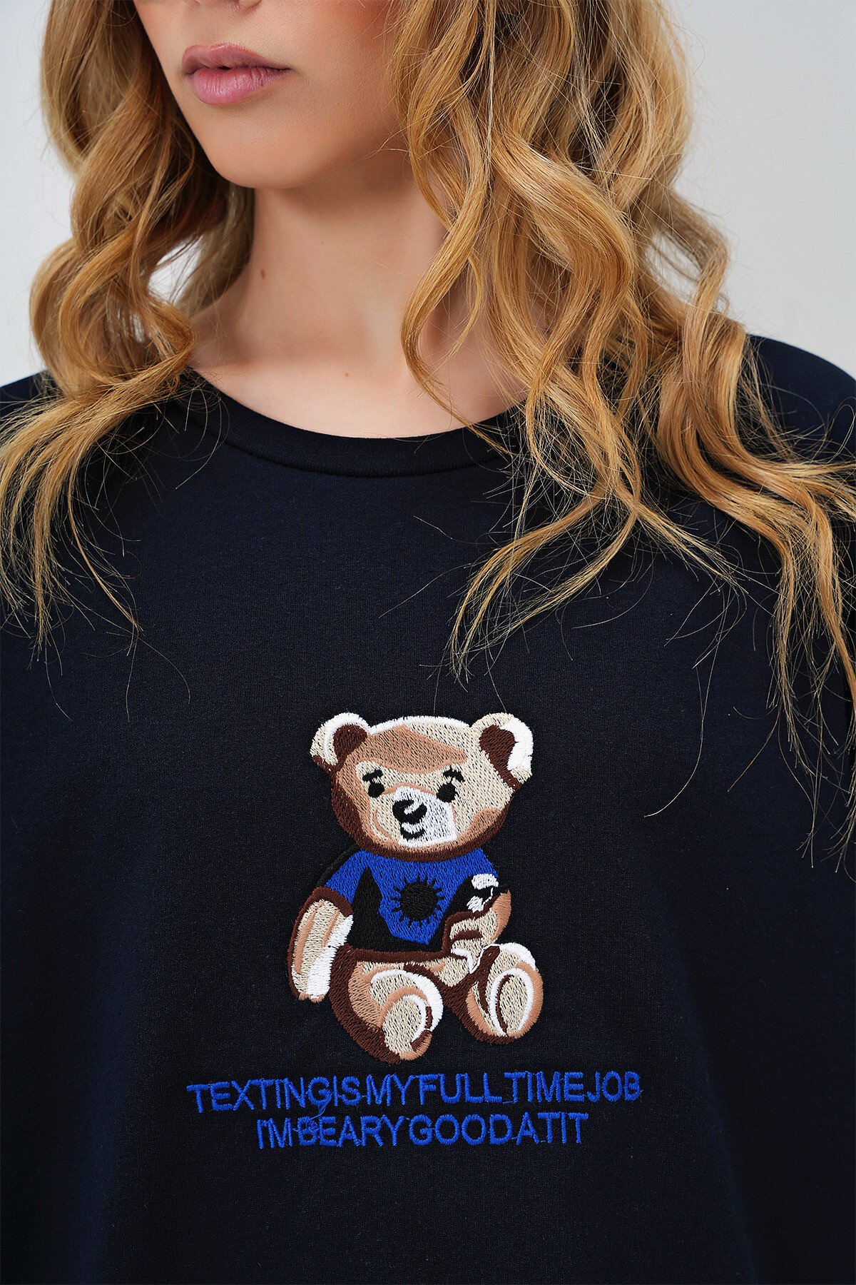 Koyu Lacivert Bisiklet Yaka Ayıcık Nakışlı İki İplik T Shırt