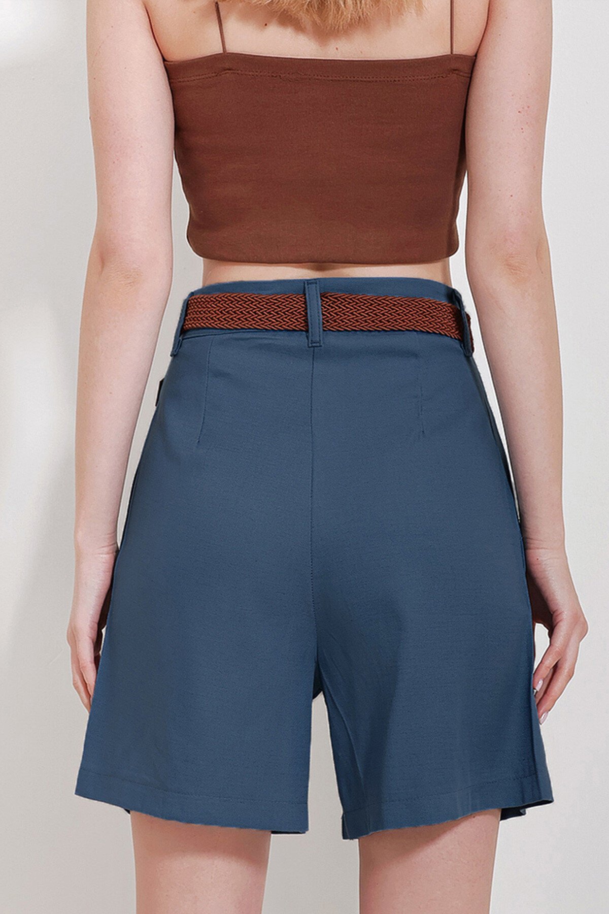 Koyu Mavi Hasır Örgü Kemerli Gabardin Şort