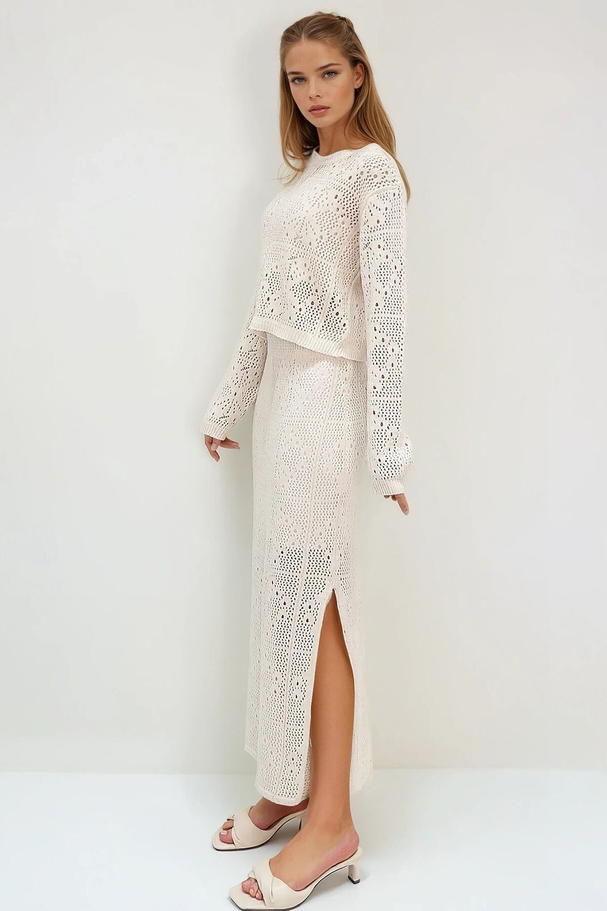 Krem Bisiklet Yaka Ajurlu Triko Bluz Ve Astarlı Uzun Etek Takım