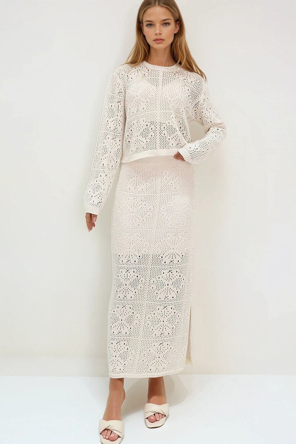 Krem Bisiklet Yaka Ajurlu Triko Bluz Ve Astarlı Uzun Etek Takım