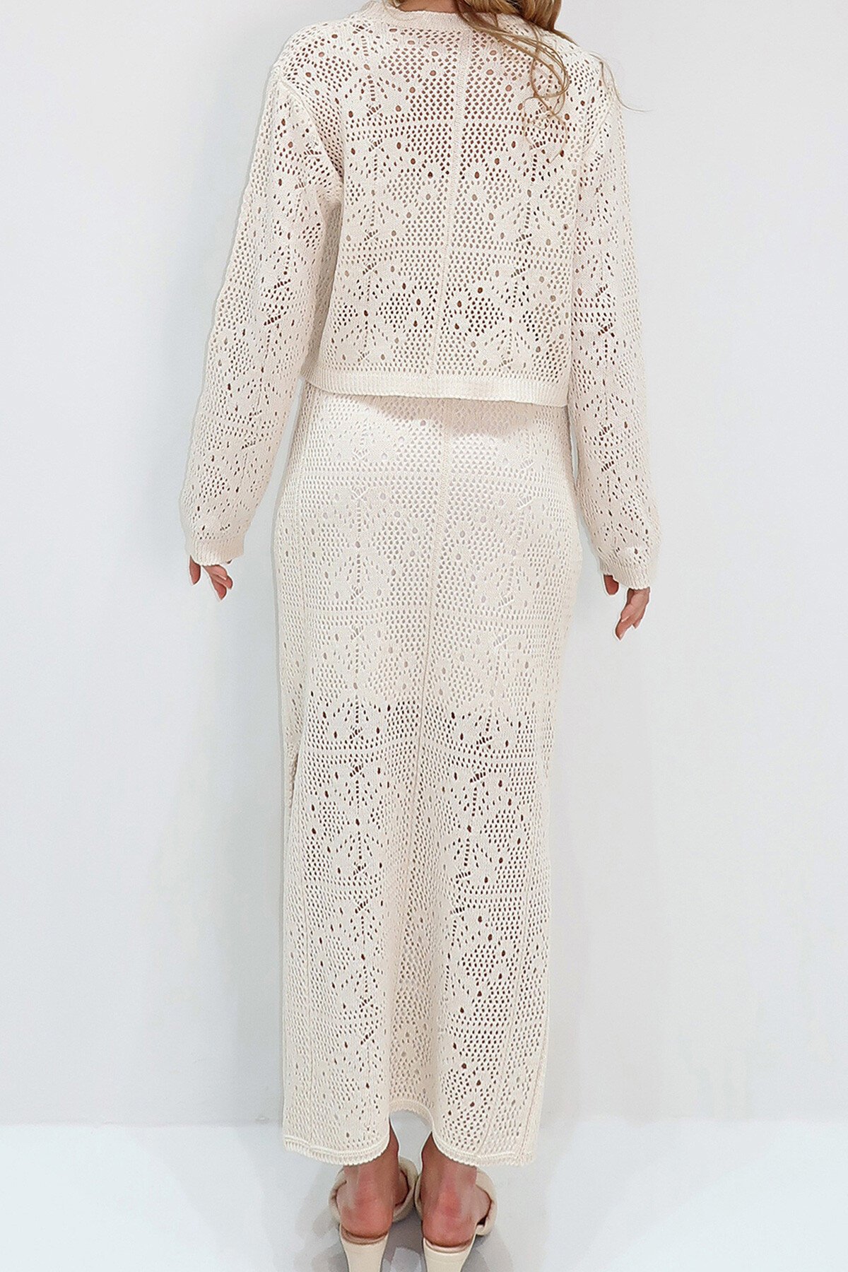 Krem Bisiklet Yaka Ajurlu Triko Bluz Ve Astarlı Uzun Etek Takım