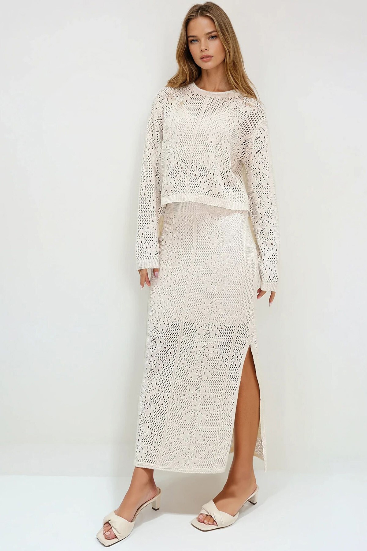 Krem Bisiklet Yaka Ajurlu Triko Bluz Ve Astarlı Uzun Etek Takım