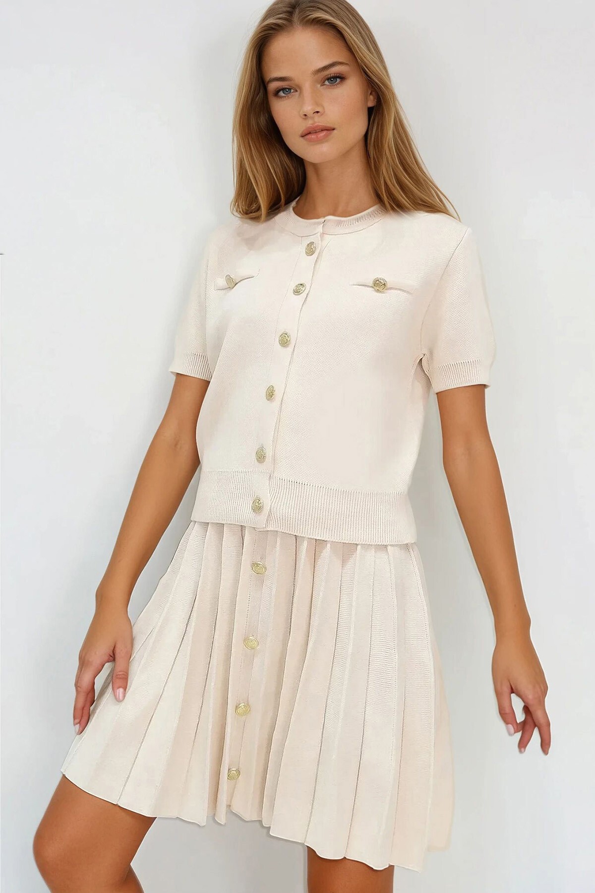 Krem Bisiklet Yaka Düğme Detaylı Triko Bluz Ve Etek Takım