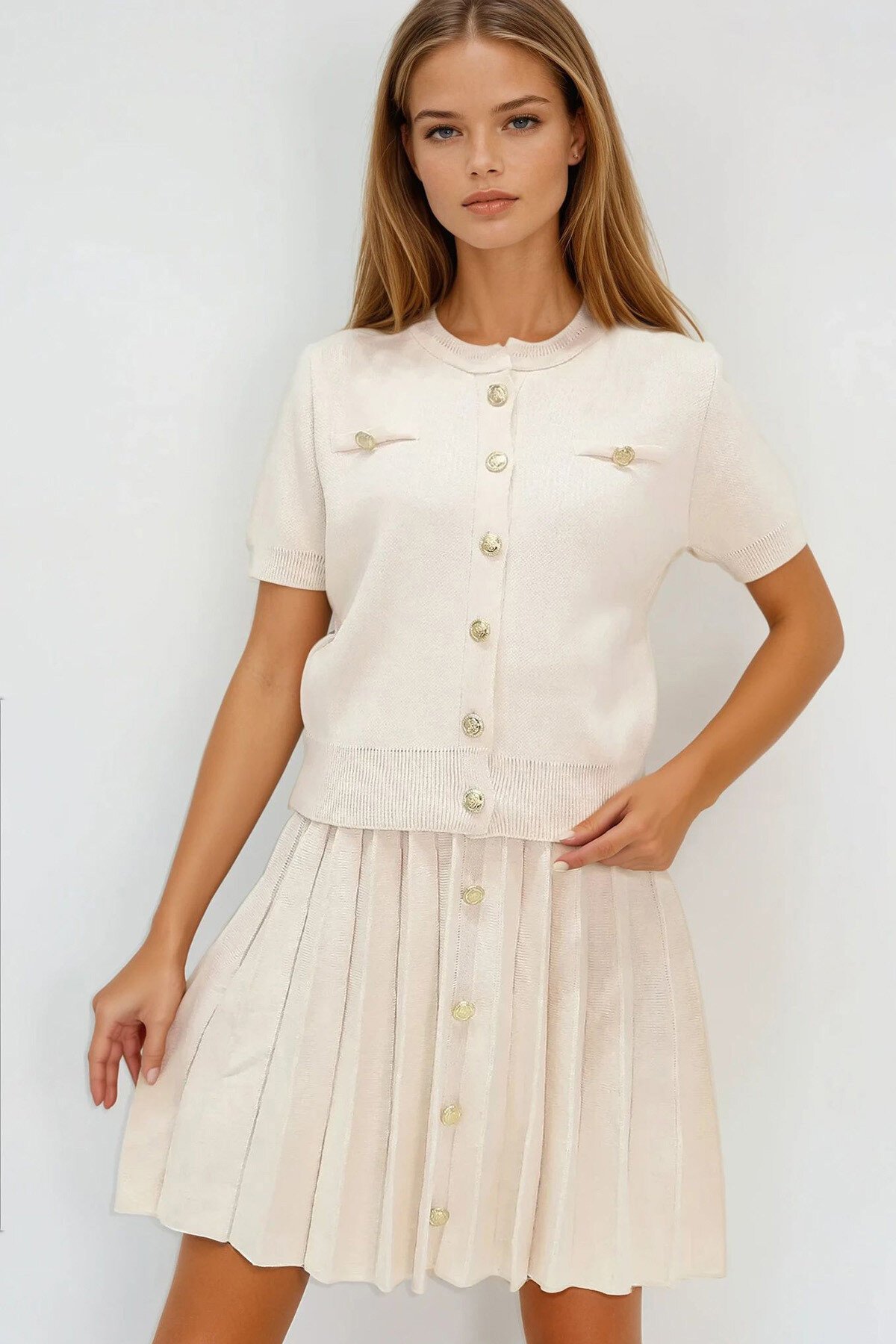 Krem Bisiklet Yaka Düğme Detaylı Triko Bluz Ve Etek Takım