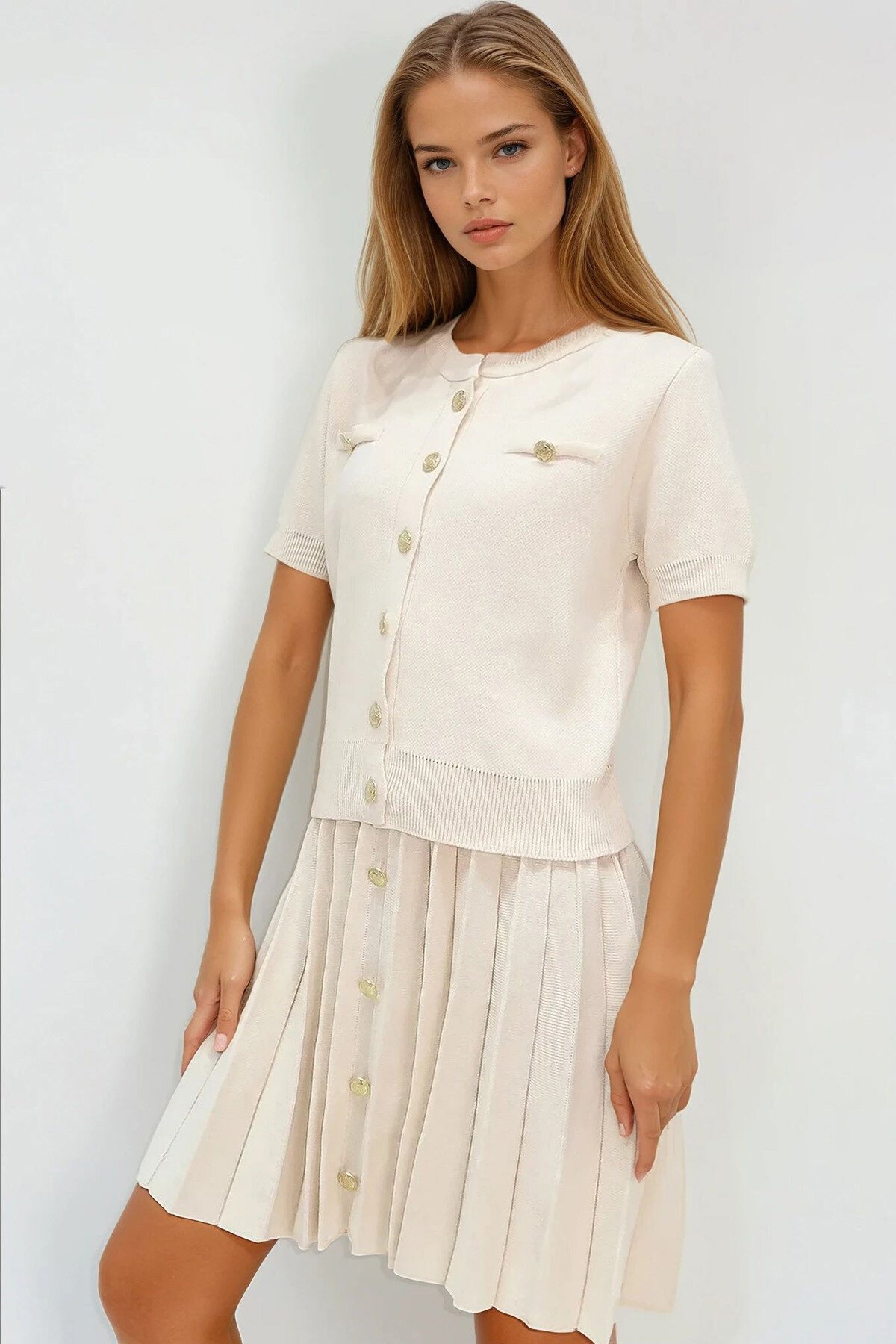 Krem Bisiklet Yaka Düğme Detaylı Triko Bluz Ve Etek Takım