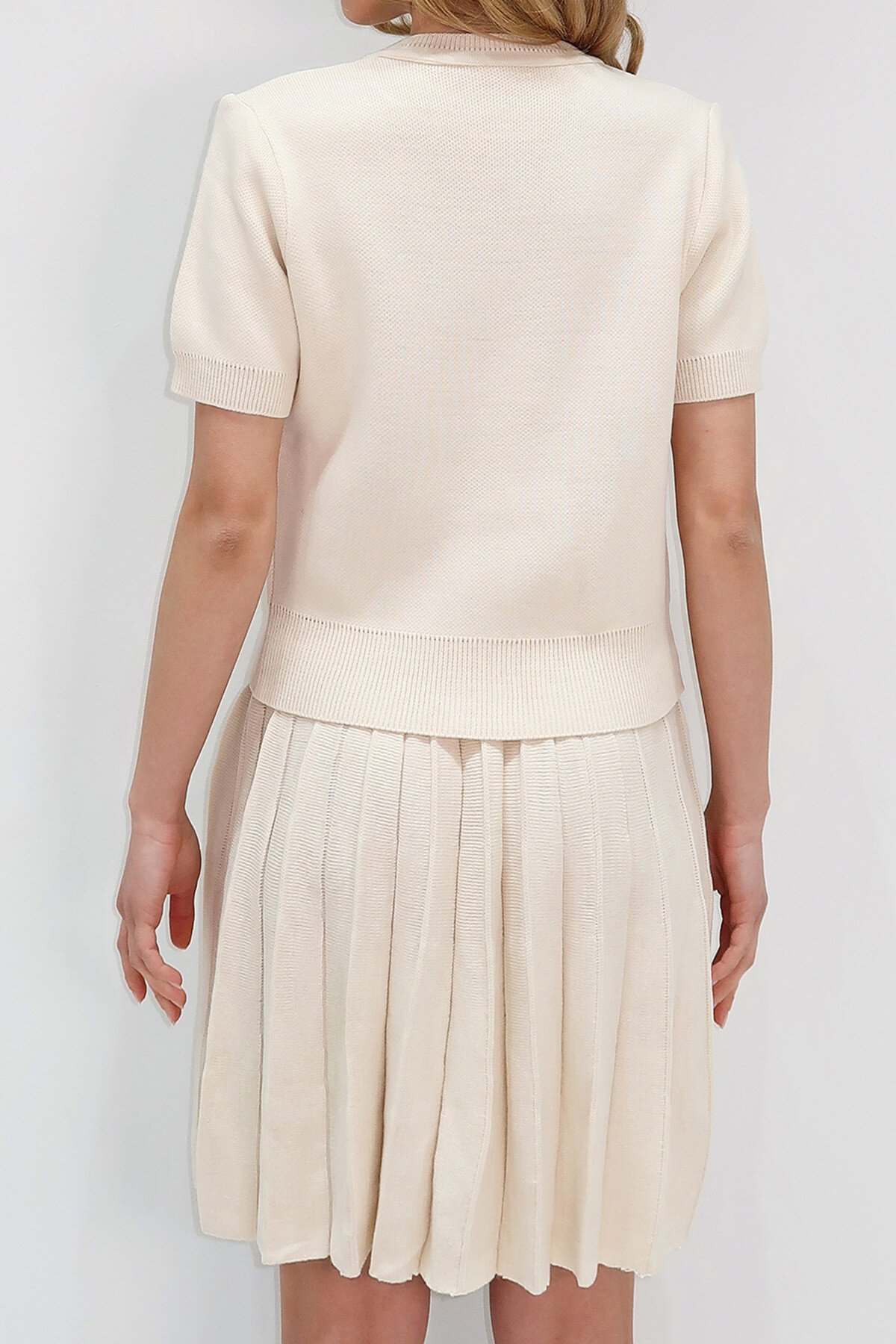 Krem Bisiklet Yaka Düğme Detaylı Triko Bluz Ve Etek Takım