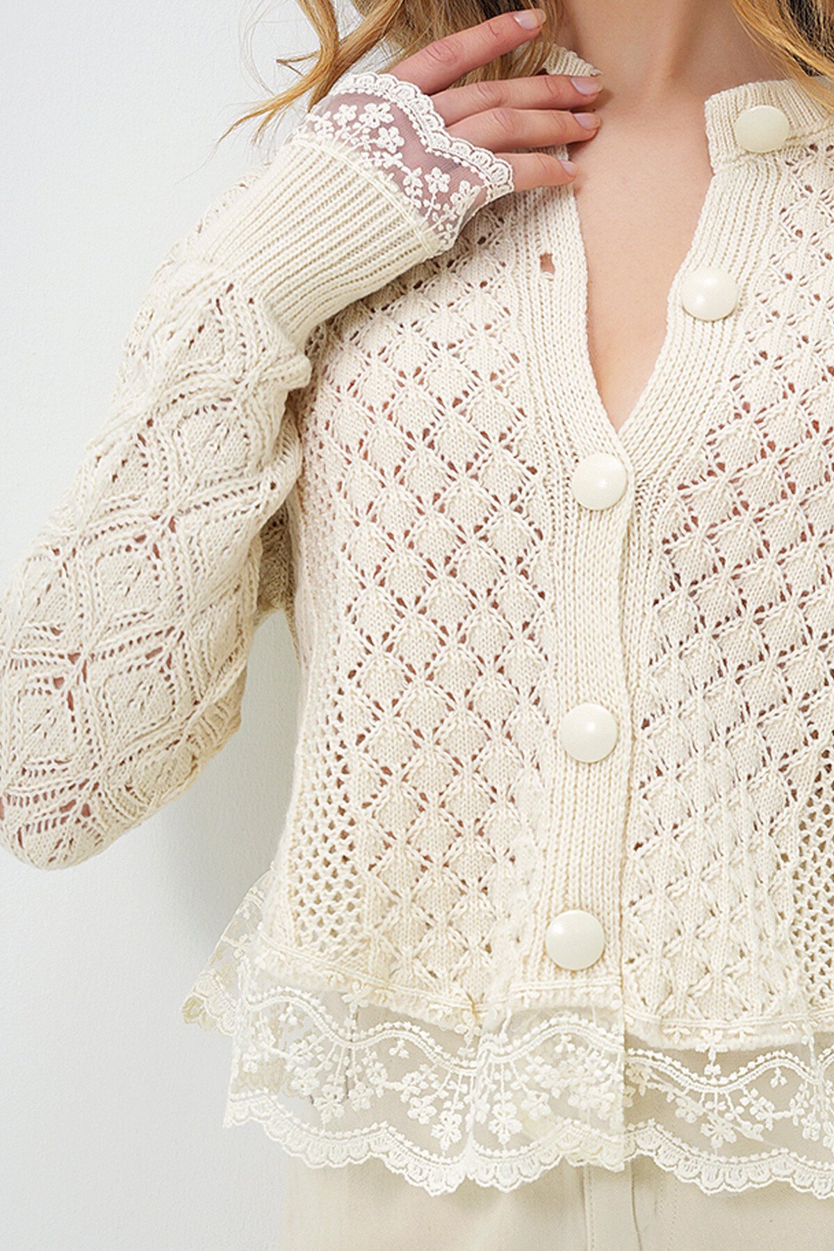 Krem Güpür Detaylı Ajurlu Triko Hırka