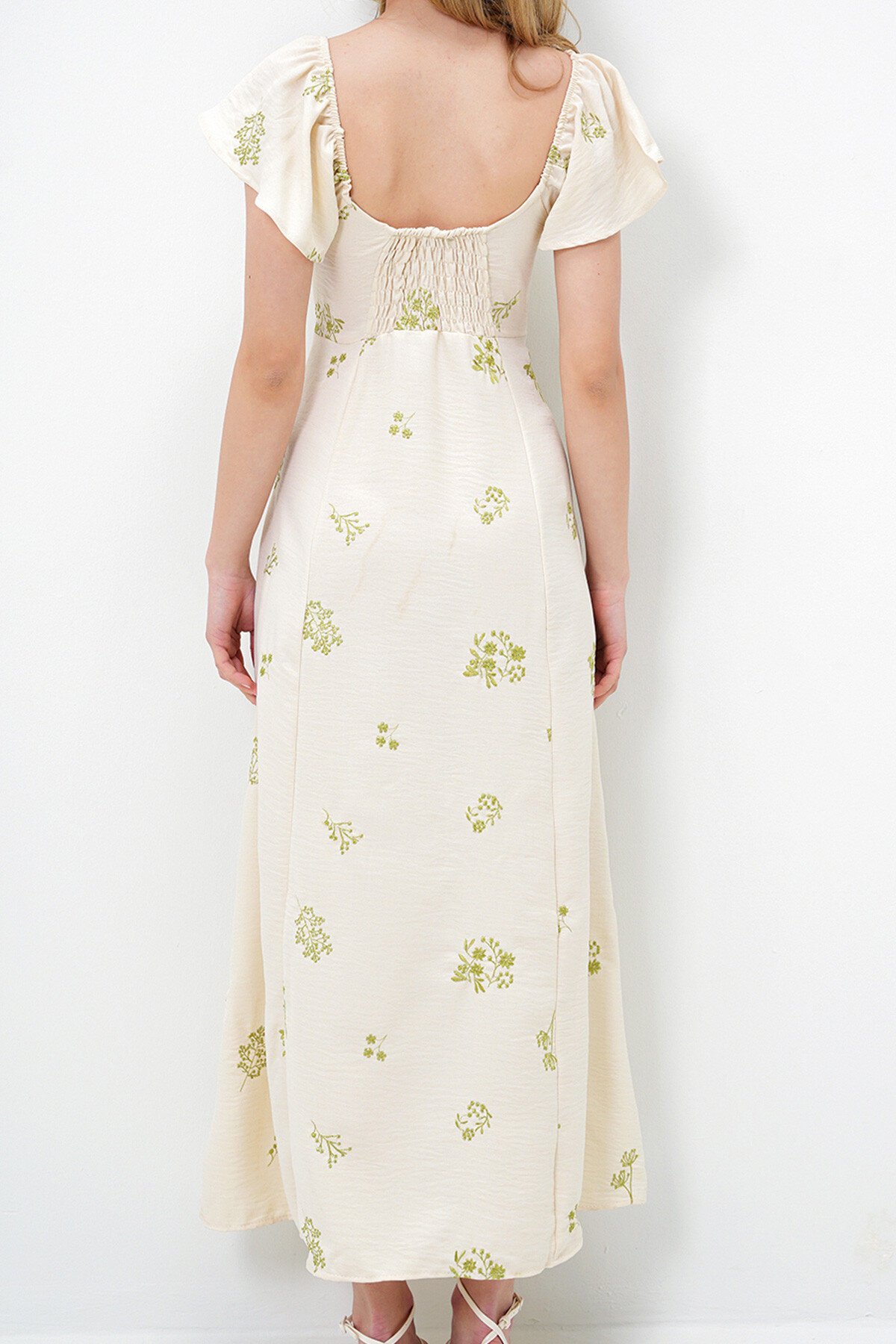 Krem Kalp Yaka Drape Ve Yırtmaç Detaylı Nakış İşlemeli Elbise