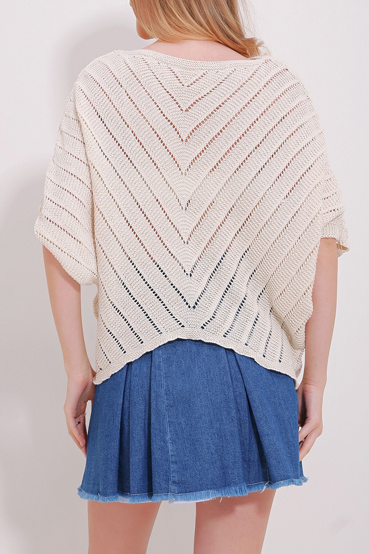 Krem Kayık Yaka Ajurlu Yarasa Kol Triko Bluz