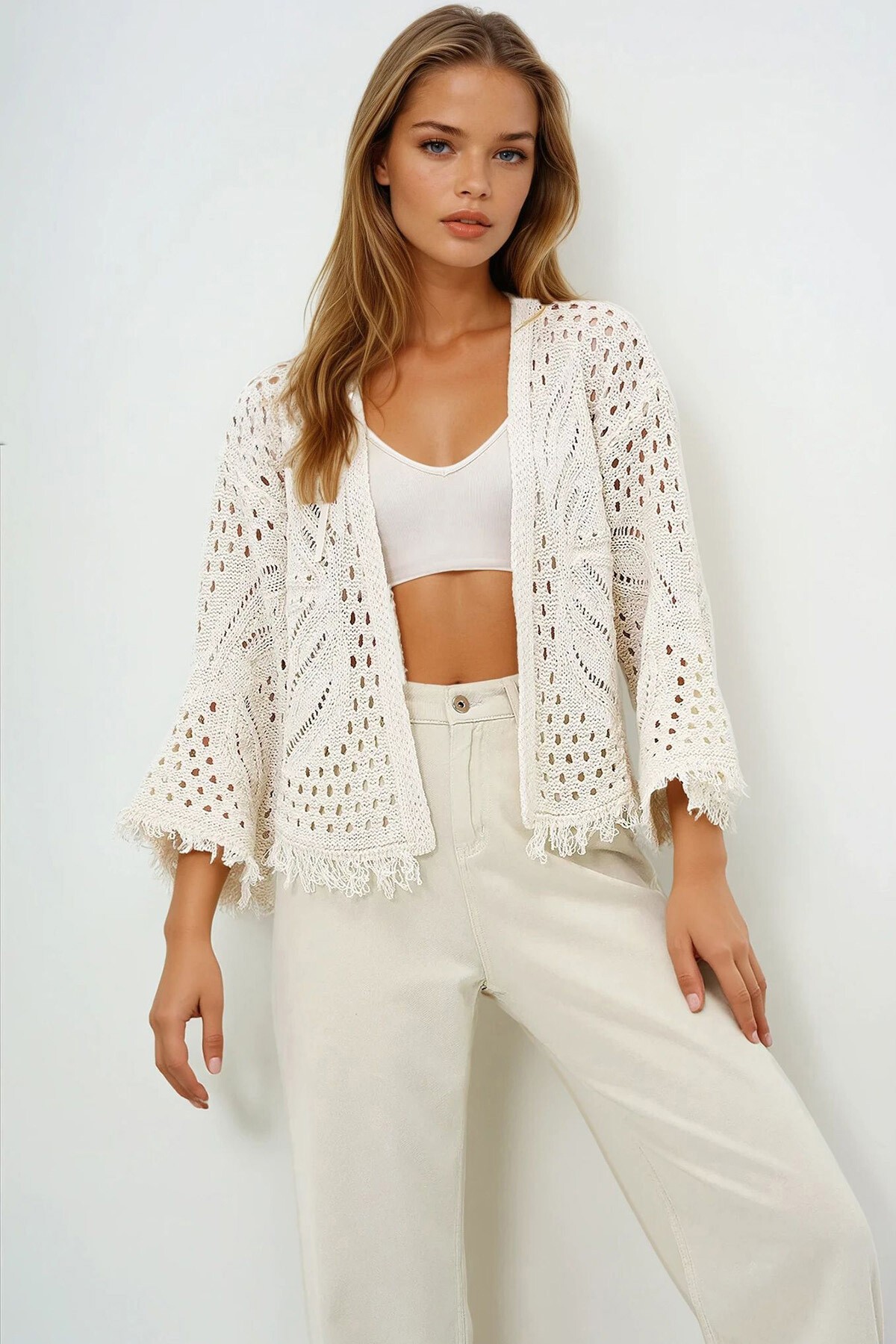 Krem Sırtı Kelebek Motifli Püsküllü Mevsimlik Hırka