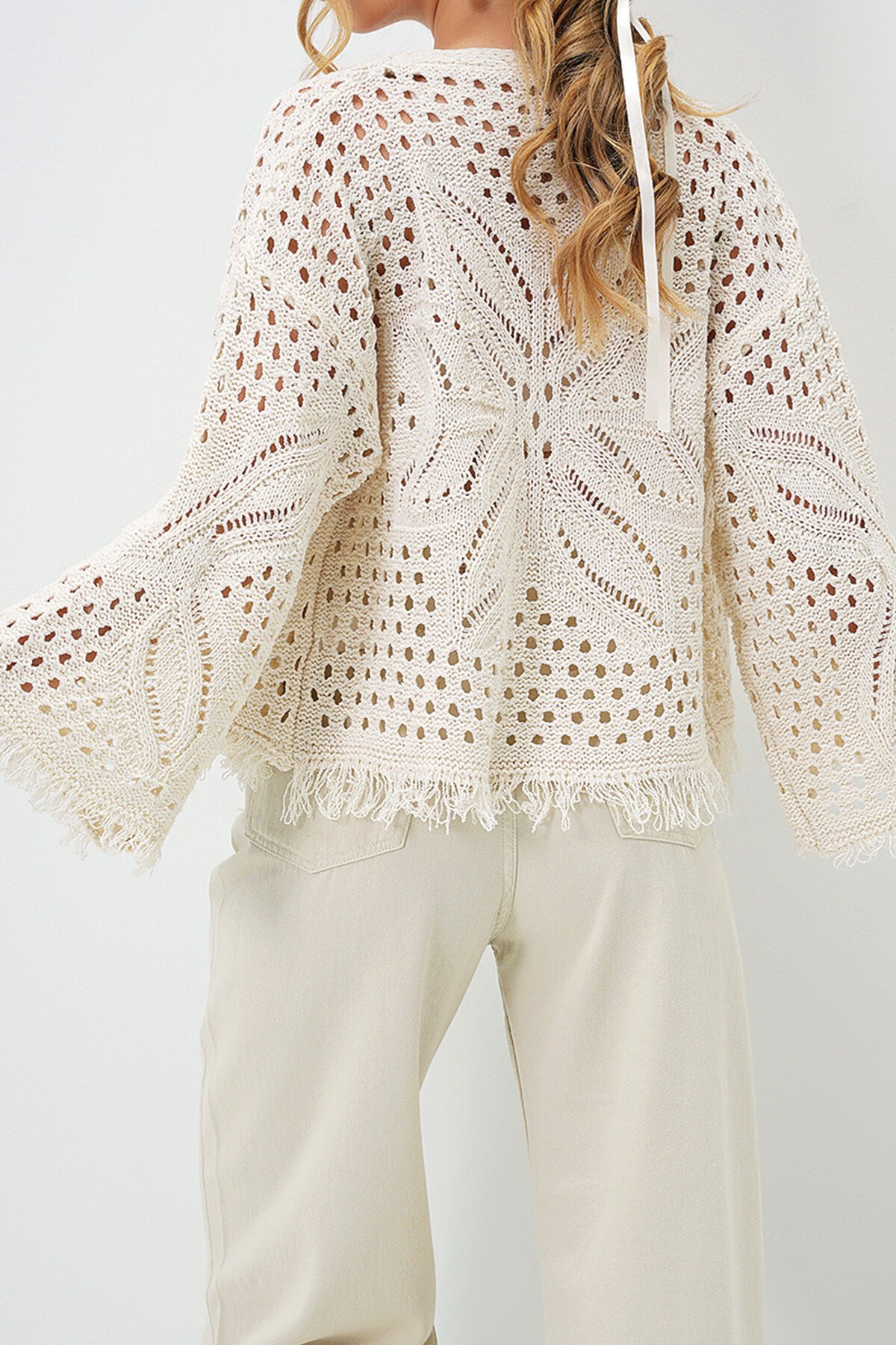 Krem Sırtı Kelebek Motifli Püsküllü Mevsimlik Hırka