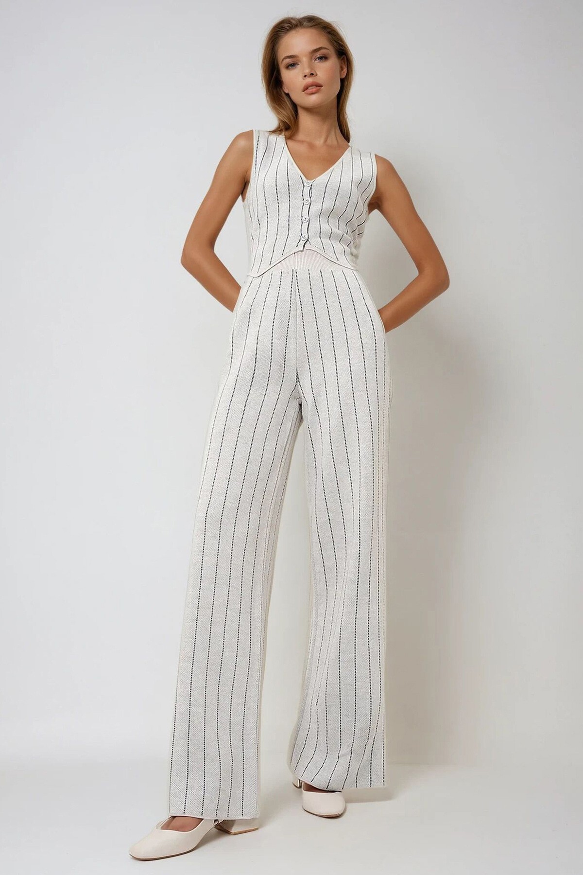 Krem V Yaka Çizgili Yelek Ve Elastik Bel Pantolonlu  Triko Takım