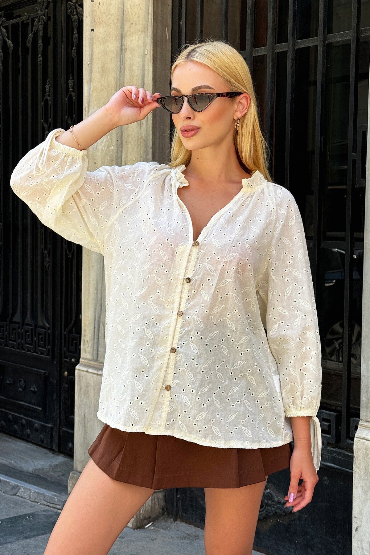 Krem Yakası Fırfırlı Fisto Gömlek