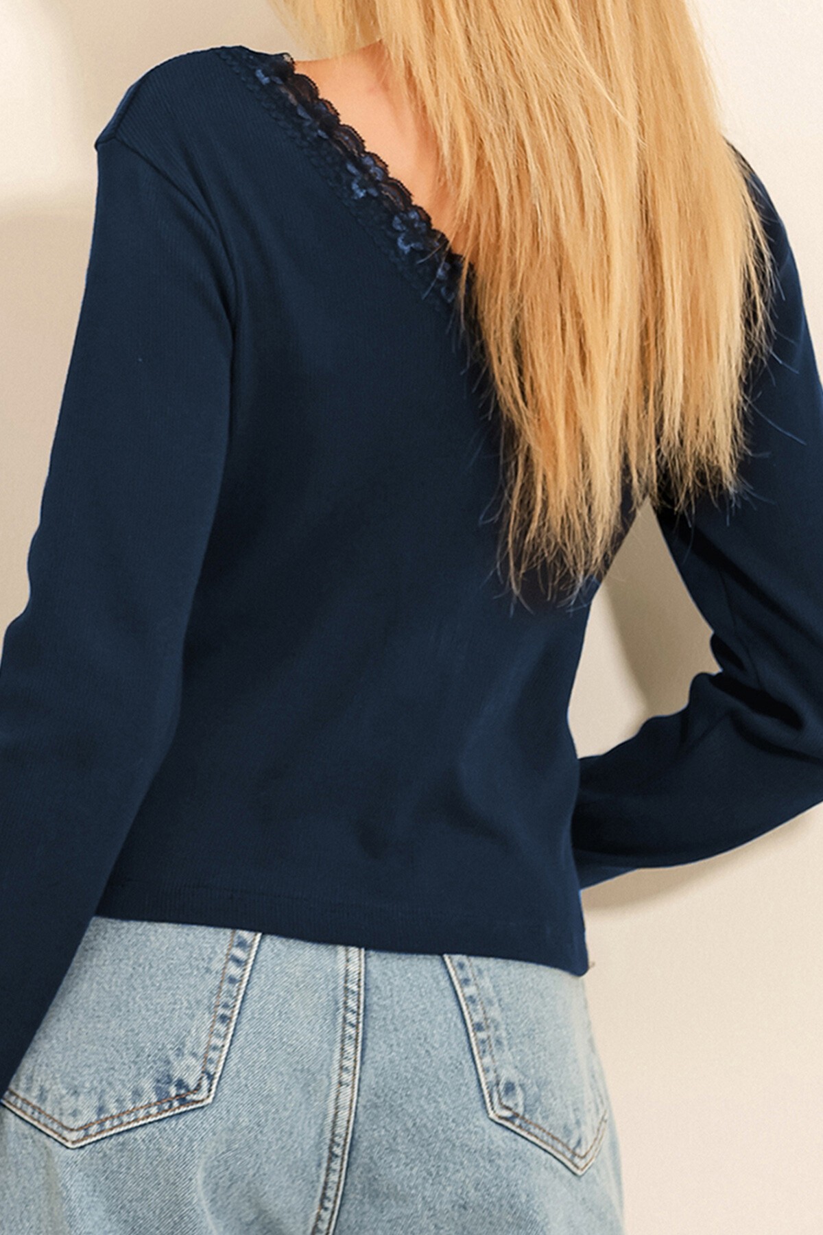 Lacivert Arka Ön V Yaka Dantel Detaylı Bluz