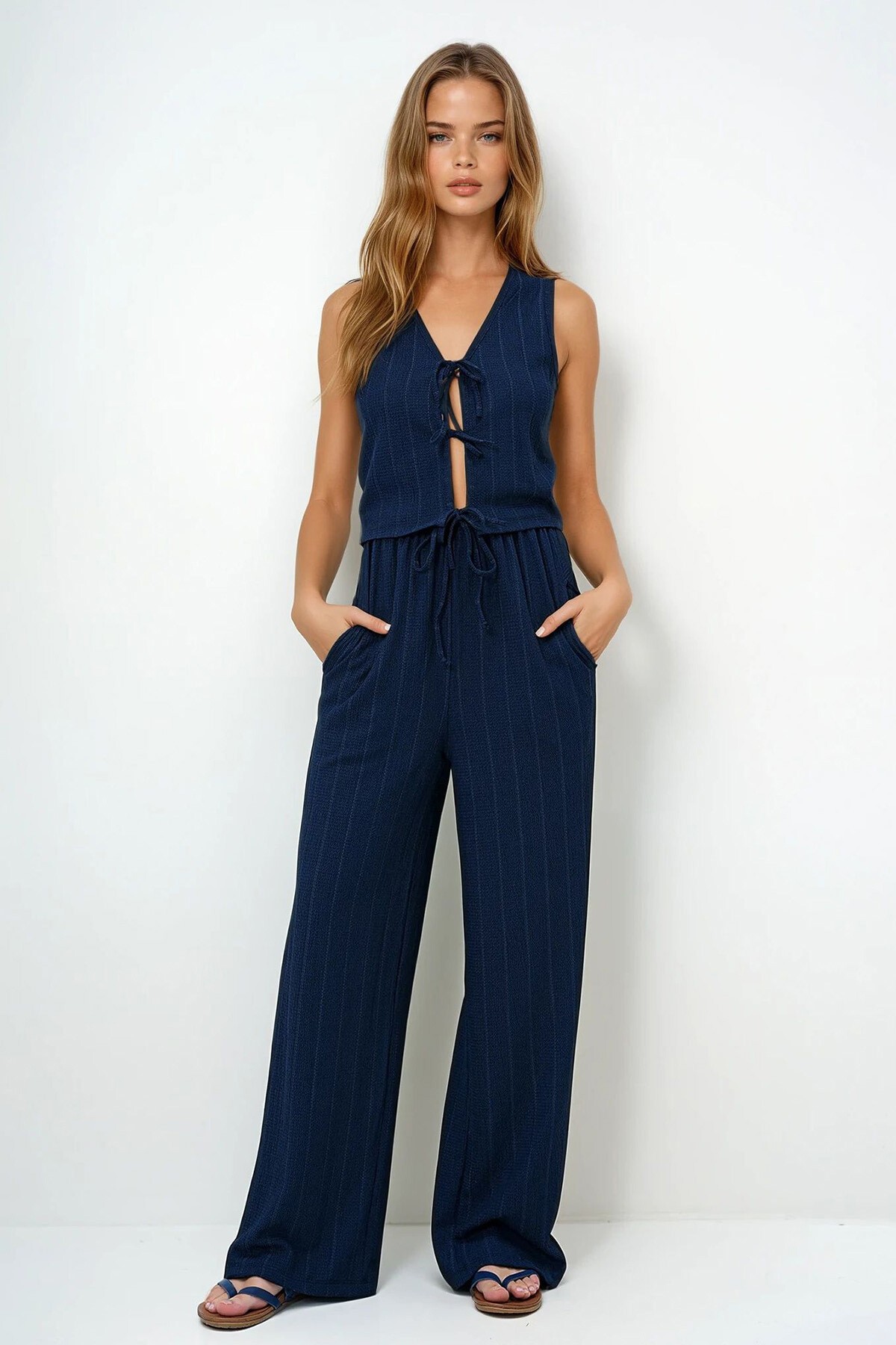 Lacivert Bağlama Detaylı Ajurlu Yelek Ve Çift Cepli Palazzo Pantolon Takım