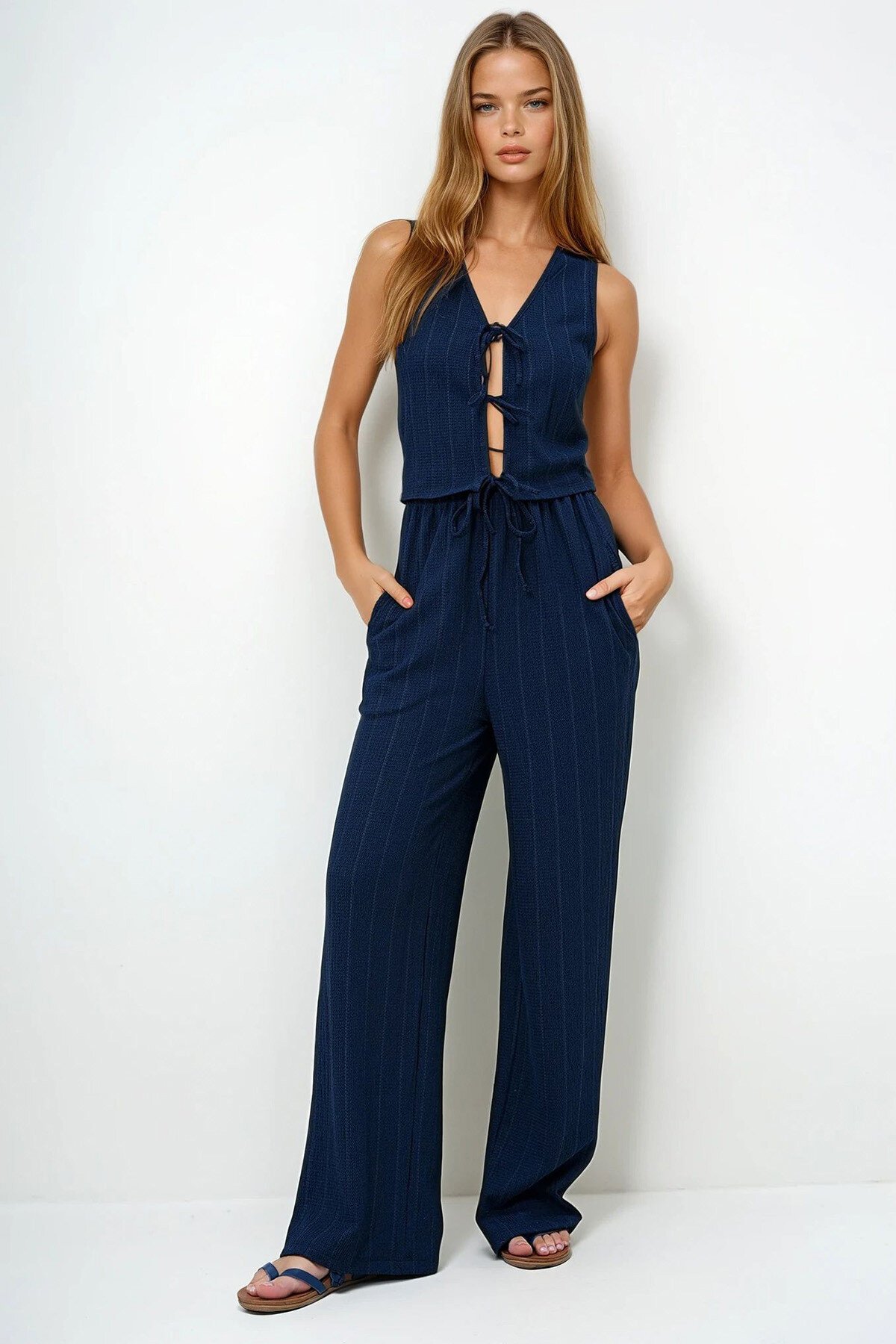 Lacivert Bağlama Detaylı Ajurlu Yelek Ve Çift Cepli Palazzo Pantolon Takım