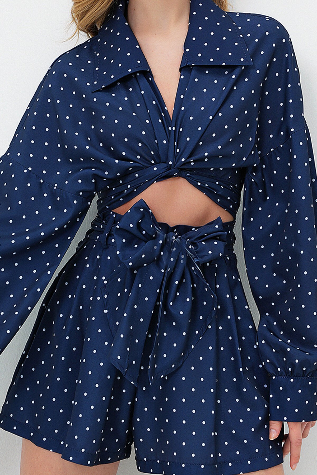 Lacivert Beyaz Gömlek Yaka Bağlama Detaylı Dokuma  Kruvaze Bluz Ve Çift Cepli Şort Takım