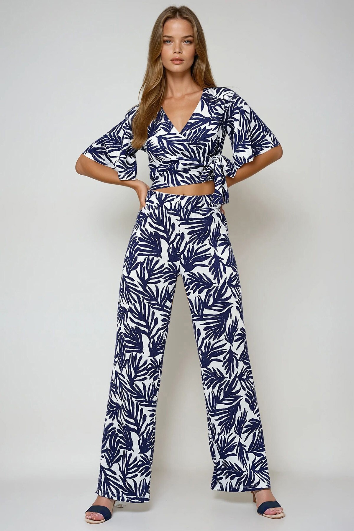 Lacivert Beyaz Kruvaze Yaka Bağlama Detaylı Bürümcük Crop Bluz Ve Pantolon Takım